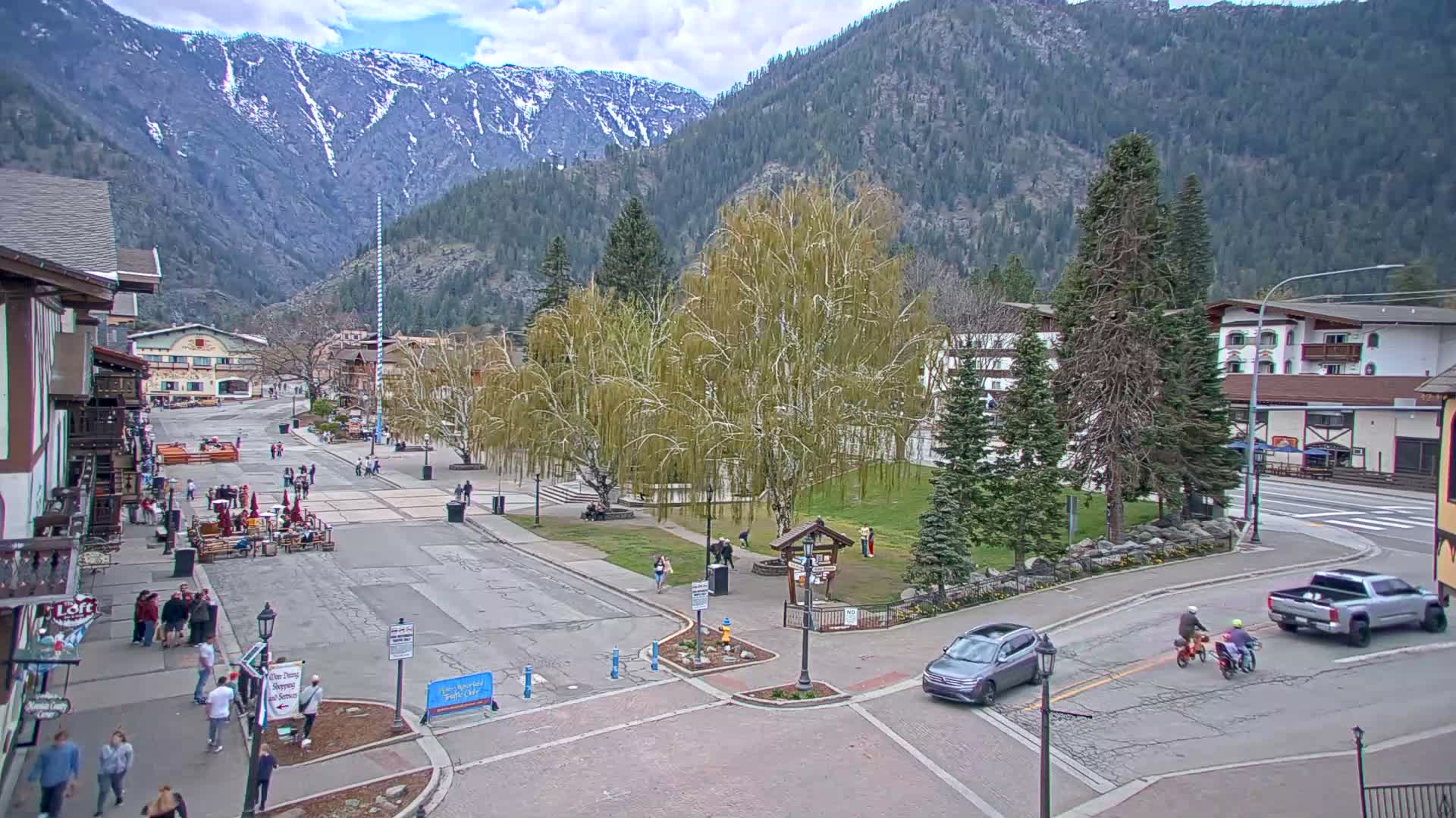 Leavenworth  Village Tumwater Mountain View Live Cam - Leavenworth, Chelan, Washington, USA