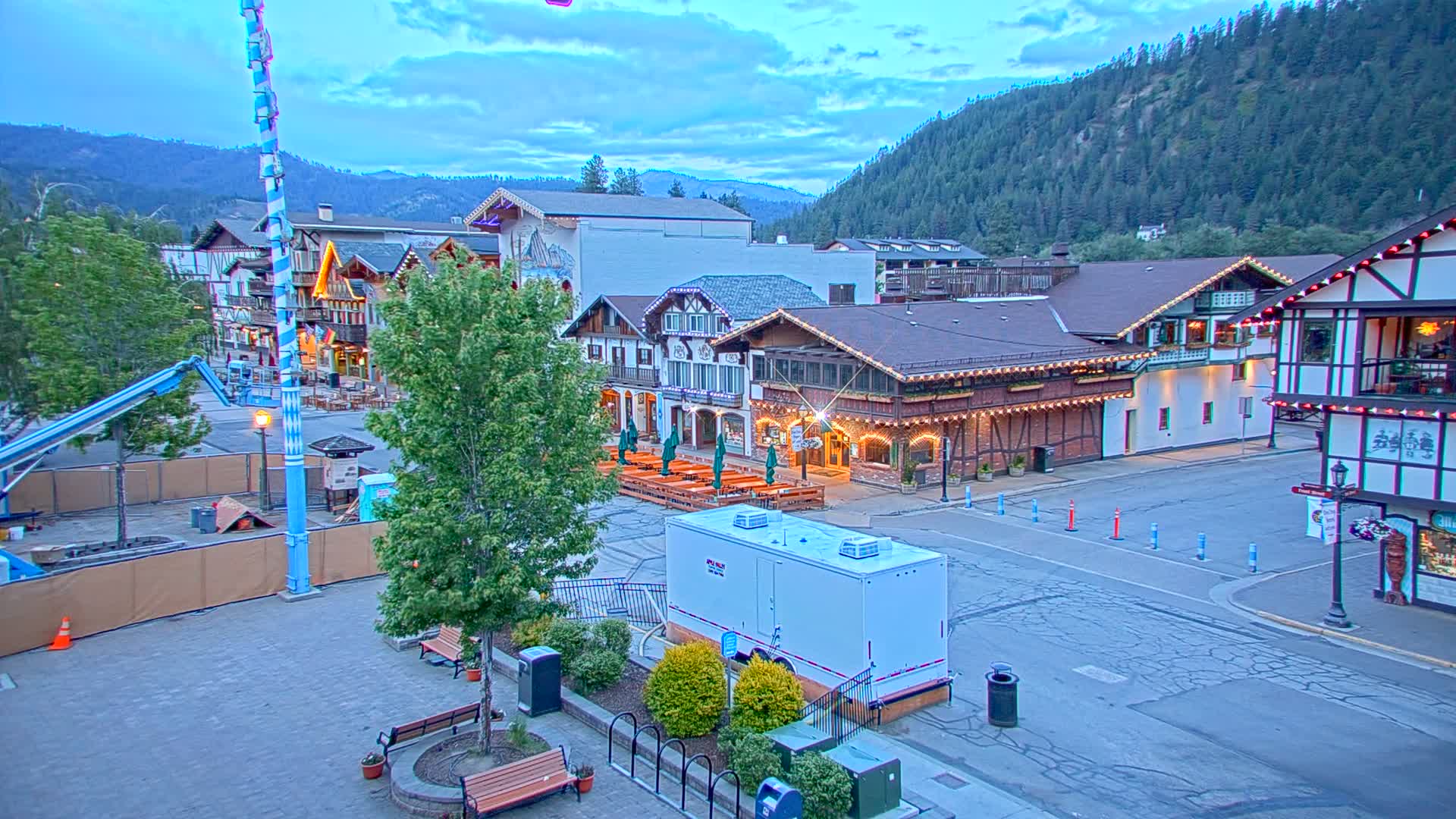 Leavenworth Village 801 Font St.  Walking Street View Live Cam - Leavenworth, Chelan, Washington, USA