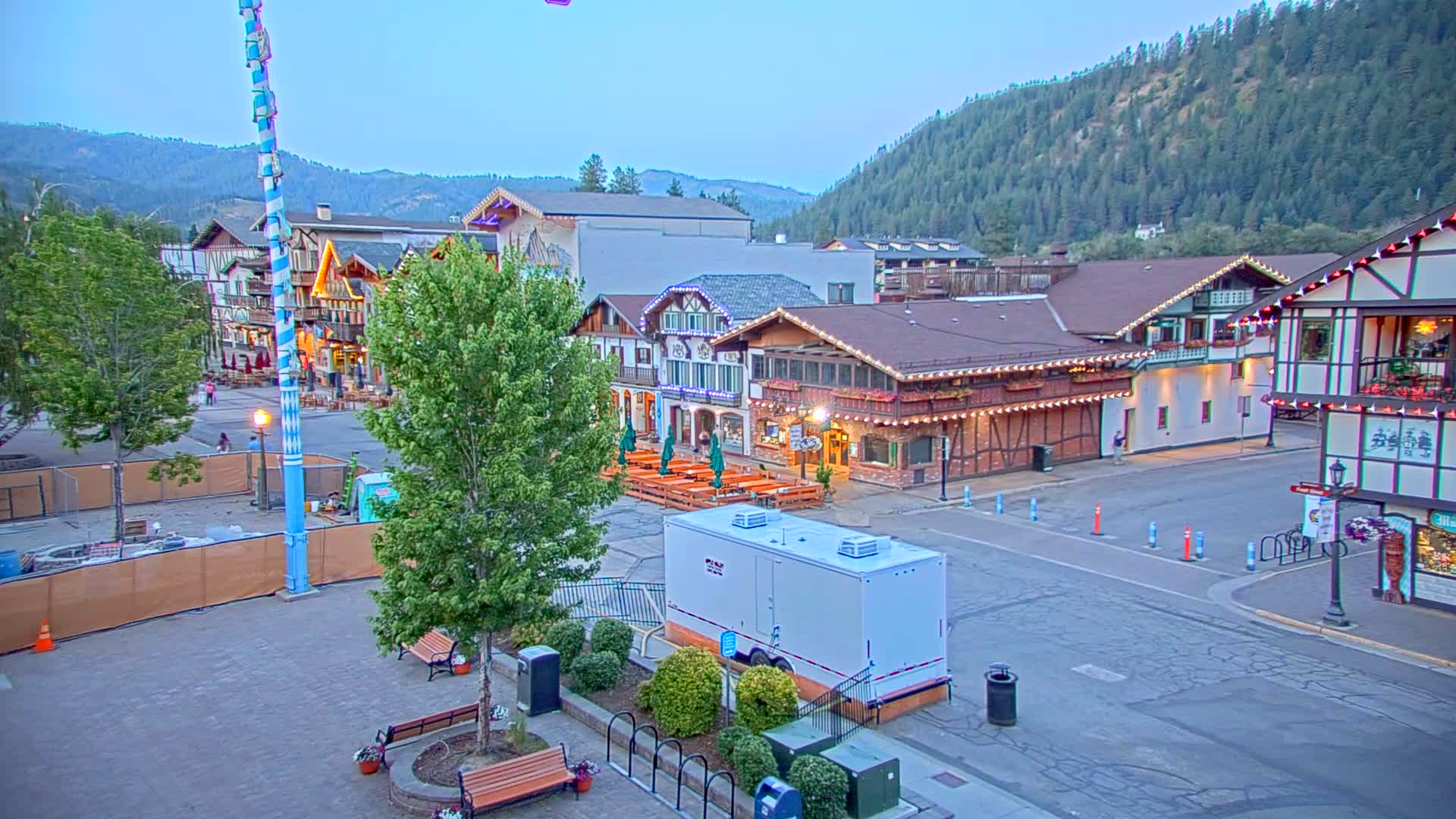 Leavenworth Village 801 Font St.  Walking Street View Live Cam - Leavenworth, Chelan, Washington, USA