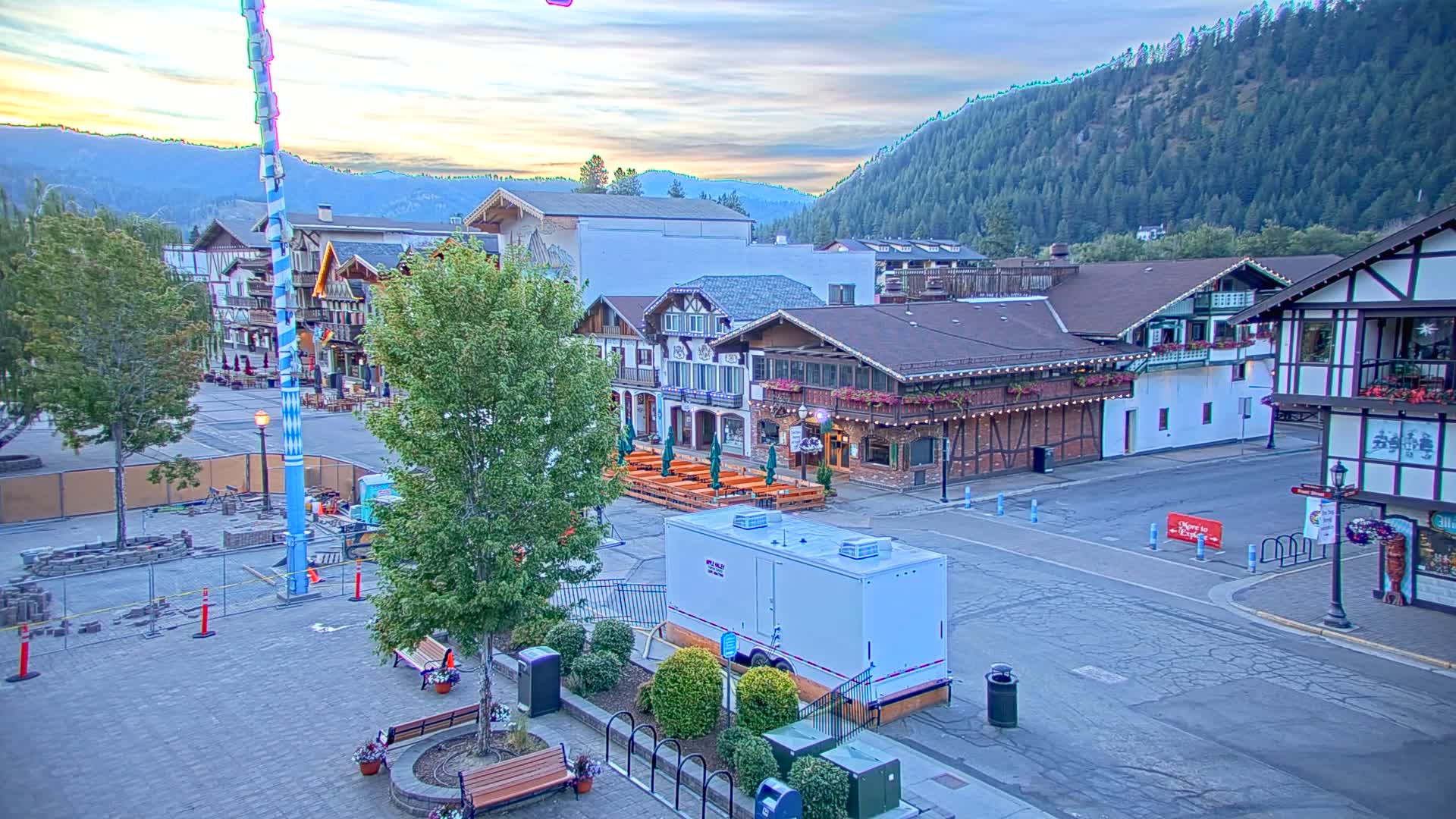 Leavenworth Village 801 Font St.  Walking Street View Live Cam - Leavenworth, Chelan, Washington, USA