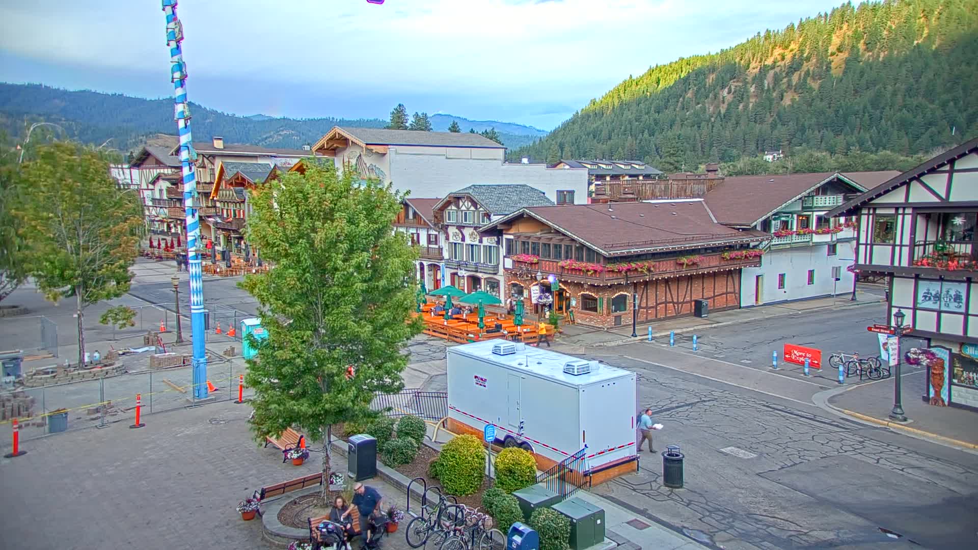 Leavenworth Village 801 Font St.  Walking Street View Live Cam - Leavenworth, Chelan, Washington, USA