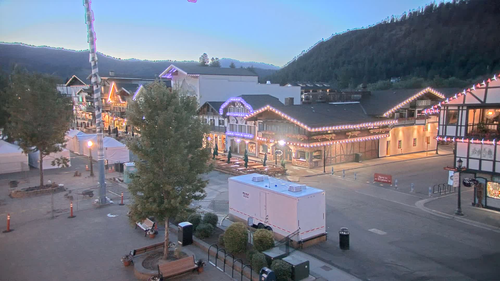 Leavenworth Village 801 Font St.  Walking Street View Live Cam - Leavenworth, Chelan, Washington, USA