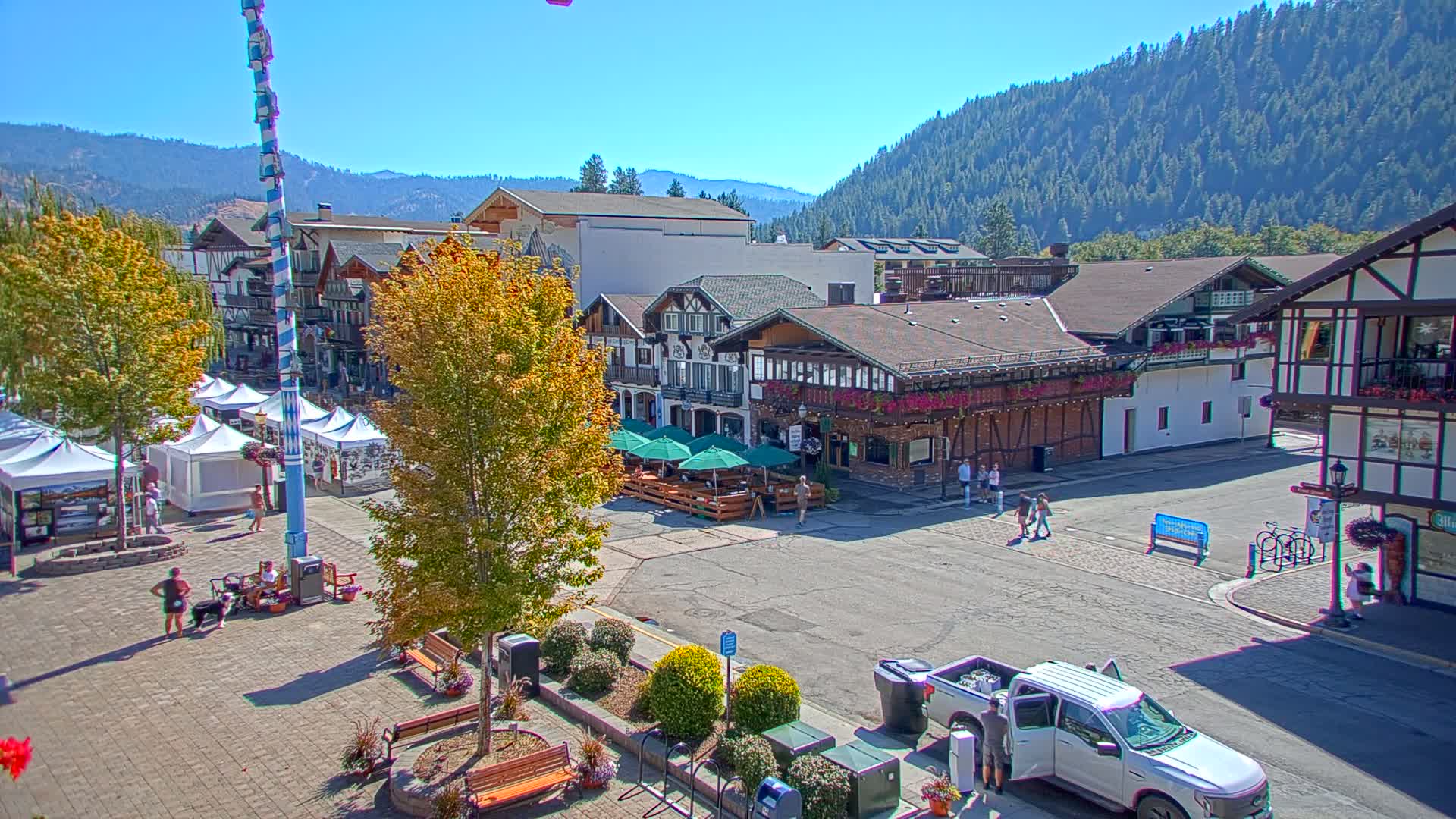 Leavenworth Village 801 Font St.  Walking Street View Live Cam - Leavenworth, Chelan, Washington, USA
