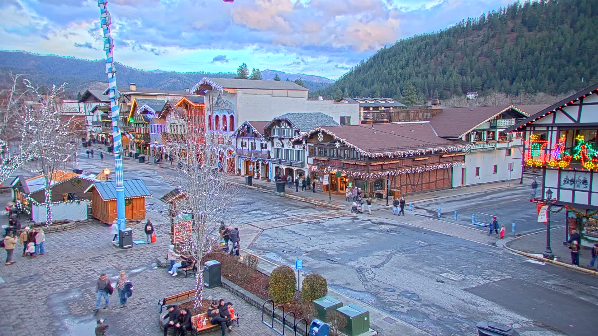 Leavenworth Village 801 Font St.  Walking Street View Live Cam - Leavenworth, Chelan, Washington, USA
