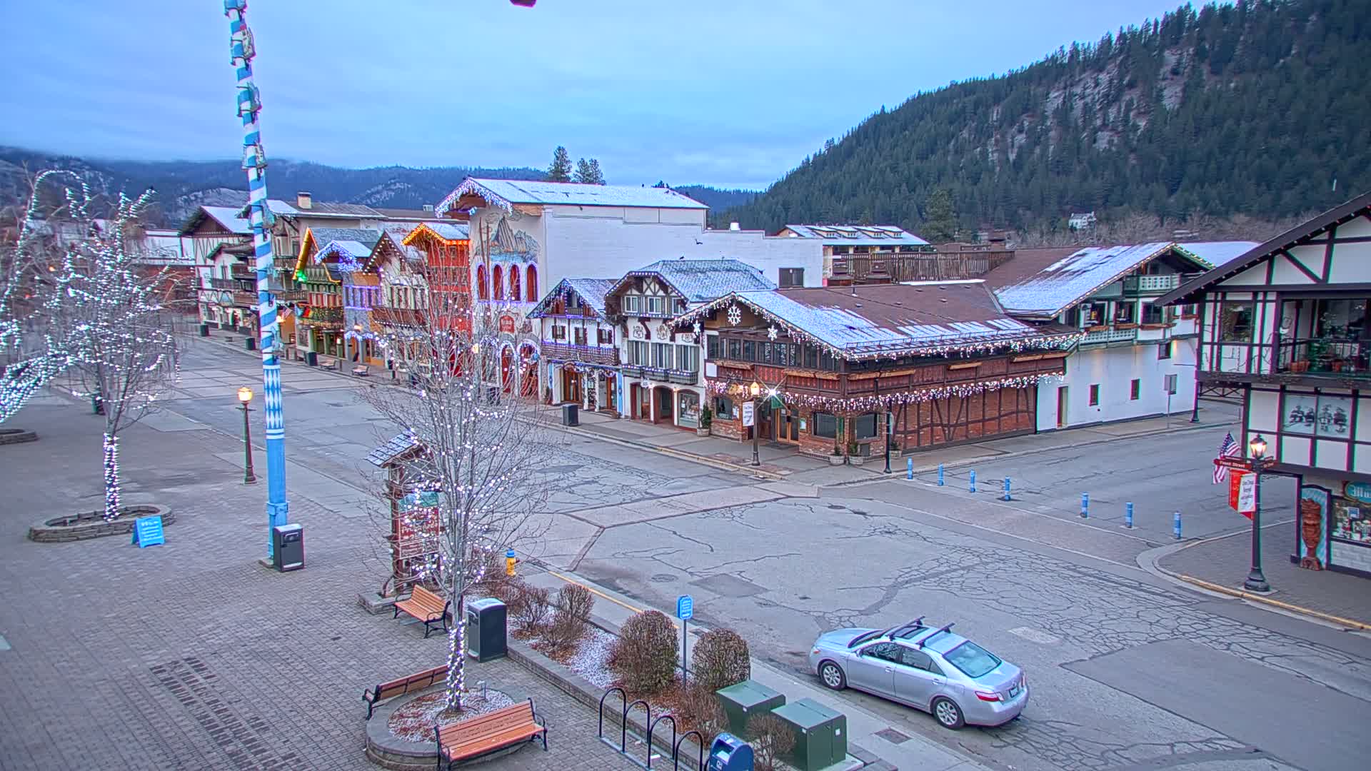 Leavenworth Village 801 Font St.  Walking Street View Live Cam - Leavenworth, Chelan, Washington, USA