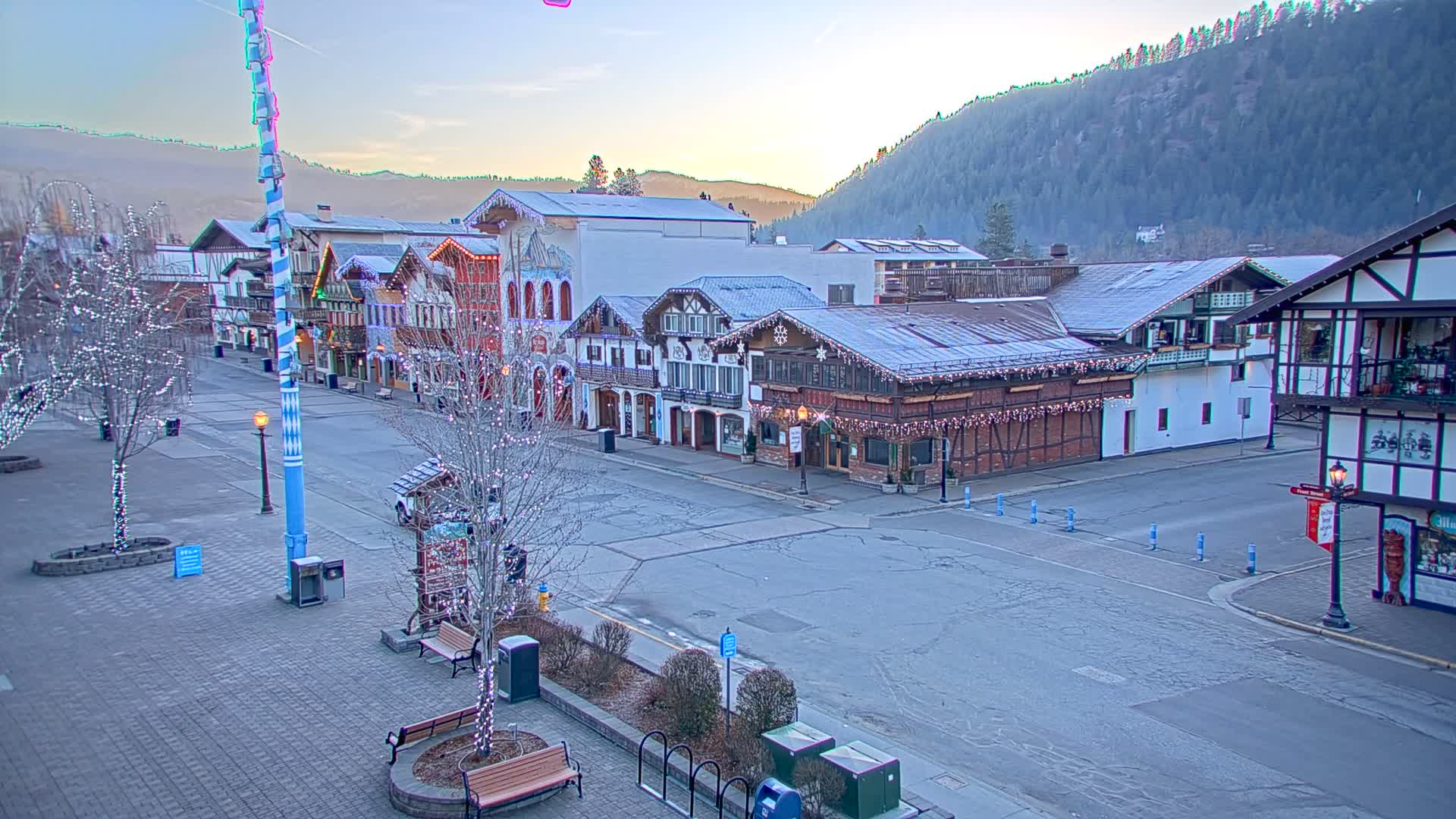 Leavenworth Village 801 Font St.  Walking Street View Live Cam - Leavenworth, Chelan, Washington, USA