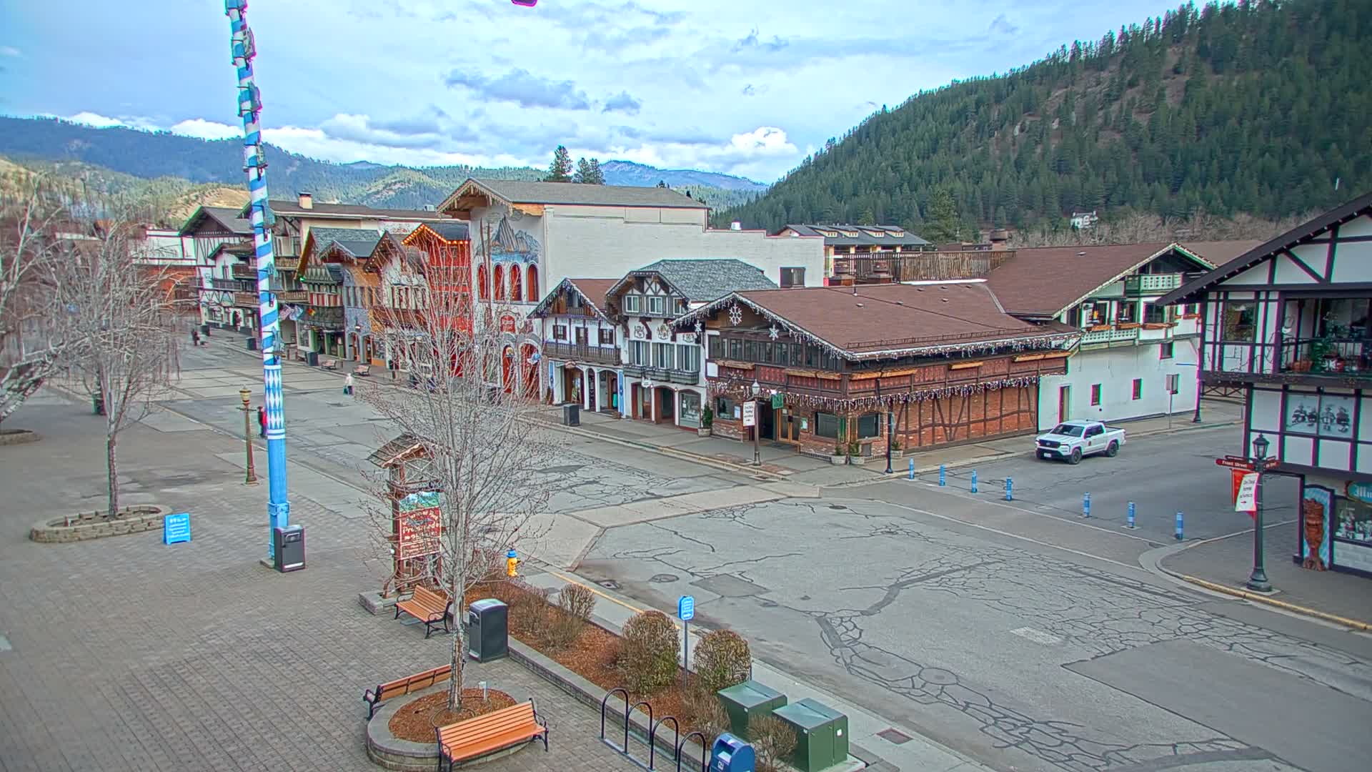 Leavenworth Village 801 Font St.  Walking Street View Live Cam - Leavenworth, Chelan, Washington, USA