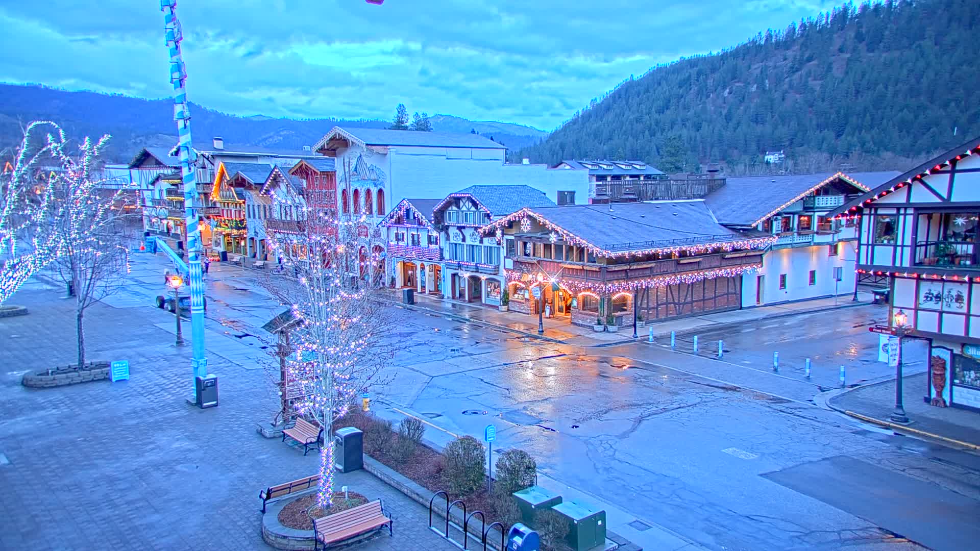 Leavenworth Village 801 Font St.  Walking Street View Live Cam - Leavenworth, Chelan, Washington, USA