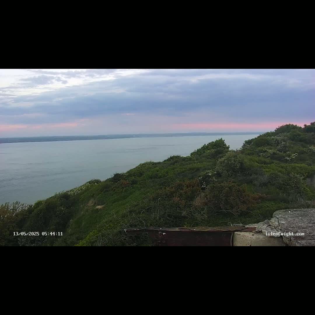 Freshwater, Colwell Bay, Hurst Castle & Hurst Point Lighthouse Live Cam - Freshwater, Isle of Wight, South East, England, United Kingdom