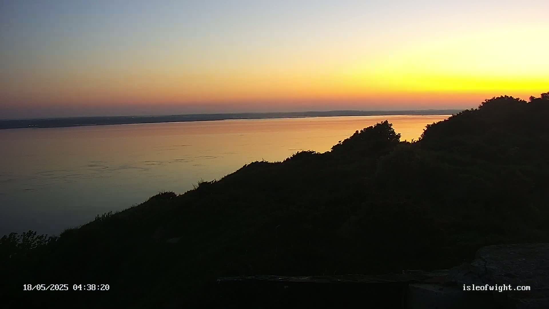 Freshwater, Colwell Bay, Hurst Castle & Hurst Point Lighthouse Live Cam - Freshwater, Isle of Wight, South East, England, United Kingdom