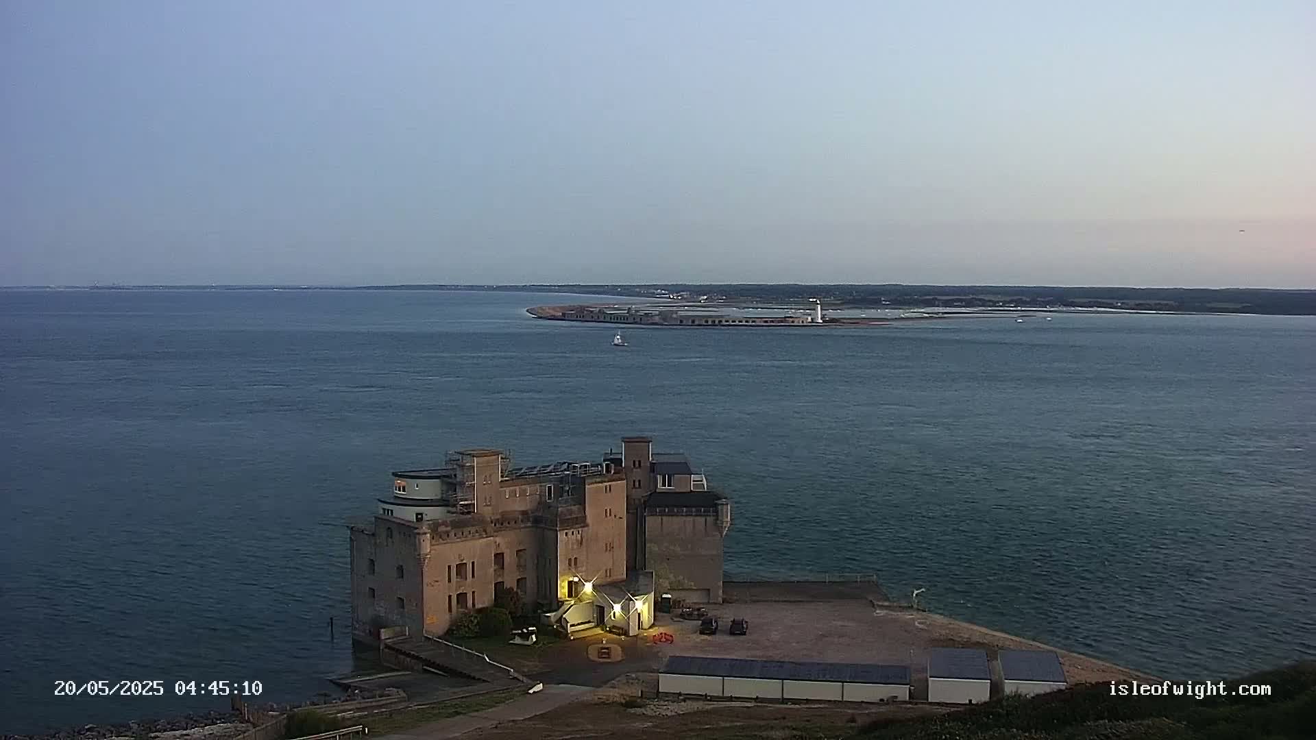 Freshwater, Colwell Bay, Hurst Castle & Hurst Point Lighthouse Live Cam - Freshwater, Isle of Wight, South East, England, United Kingdom