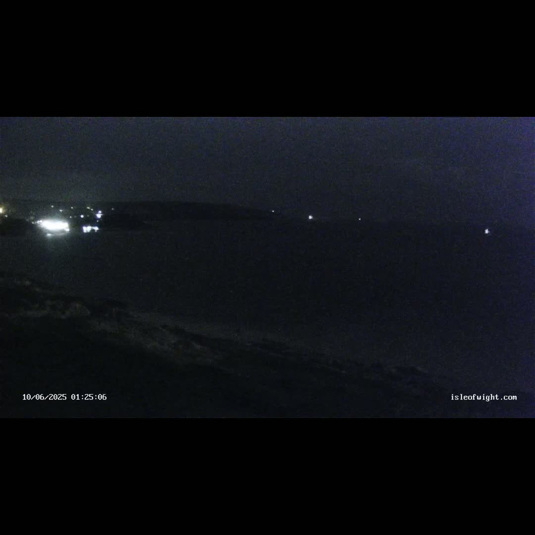 Freshwater, Colwell Bay, Hurst Castle & Hurst Point Lighthouse Live Cam - Freshwater, Isle of Wight, South East, England, United Kingdom
