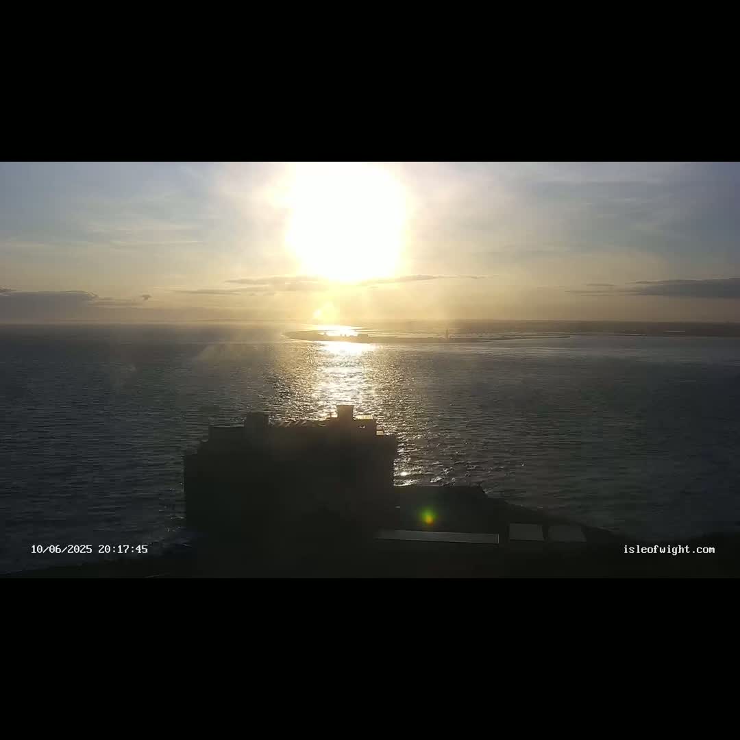 Freshwater, Colwell Bay, Hurst Castle & Hurst Point Lighthouse Live Cam - Freshwater, Isle of Wight, South East, England, United Kingdom