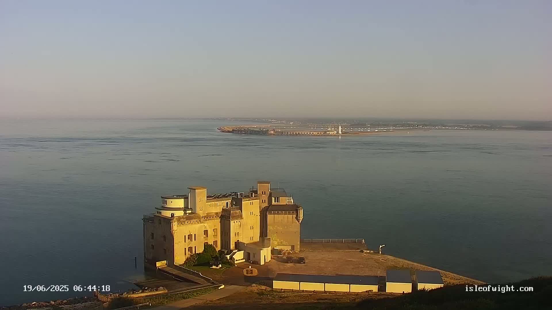 Freshwater, Colwell Bay, Hurst Castle & Hurst Point Lighthouse Live Cam - Freshwater, Isle of Wight, South East, England, United Kingdom