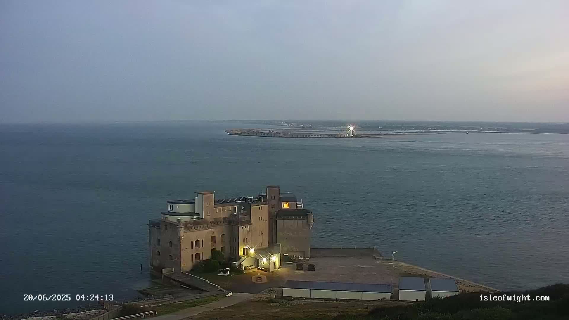 Freshwater, Colwell Bay, Hurst Castle & Hurst Point Lighthouse Live Cam - Freshwater, Isle of Wight, South East, England, United Kingdom