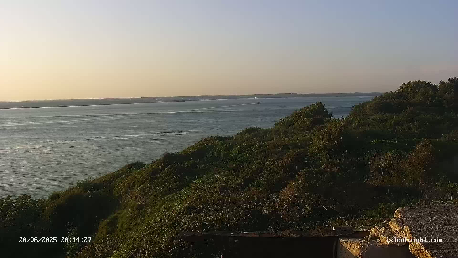 Freshwater, Colwell Bay, Hurst Castle & Hurst Point Lighthouse Live Cam - Freshwater, Isle of Wight, South East, England, United Kingdom