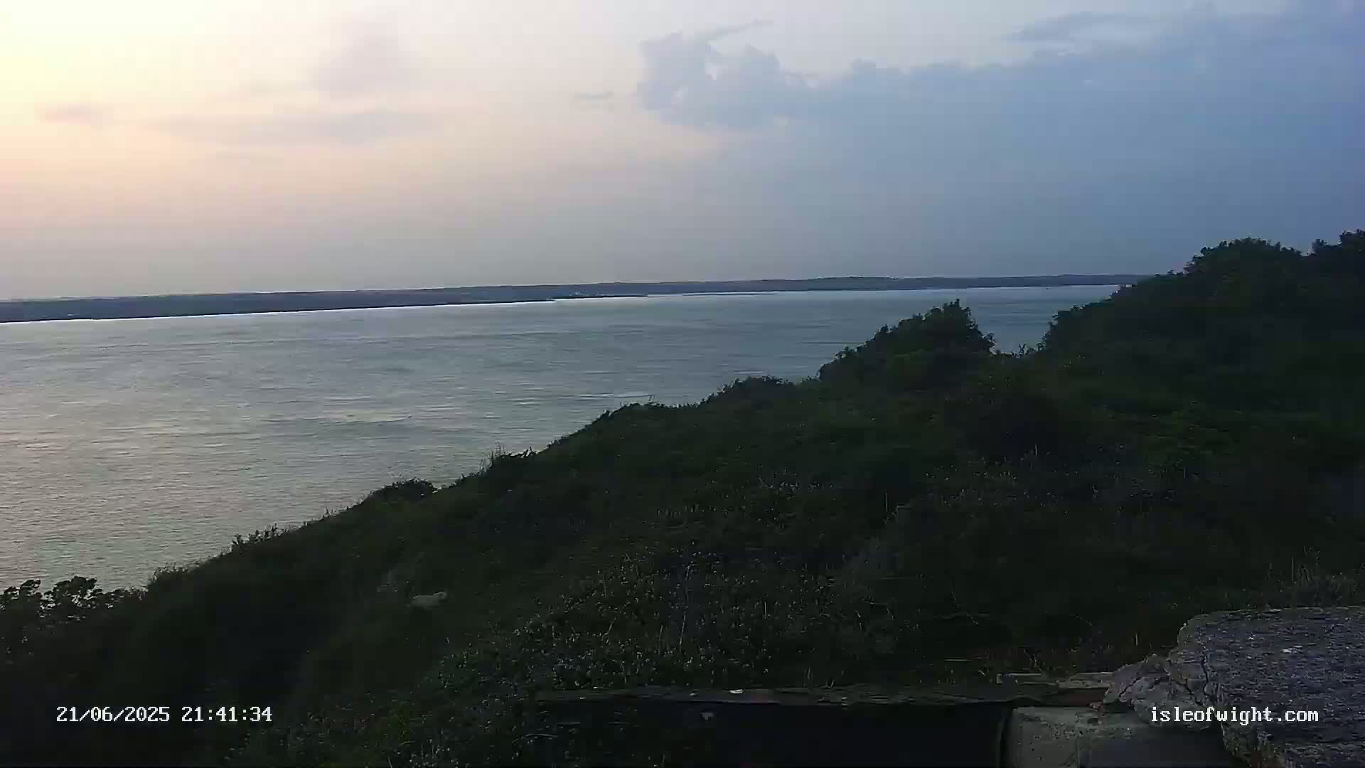 Freshwater, Colwell Bay, Hurst Castle & Hurst Point Lighthouse Live Cam - Freshwater, Isle of Wight, South East, England, United Kingdom