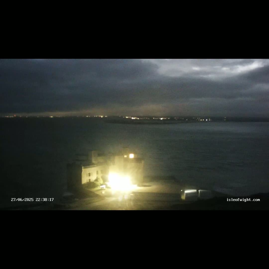 Freshwater, Colwell Bay, Hurst Castle & Hurst Point Lighthouse Live Cam - Freshwater, Isle of Wight, South East, England, United Kingdom