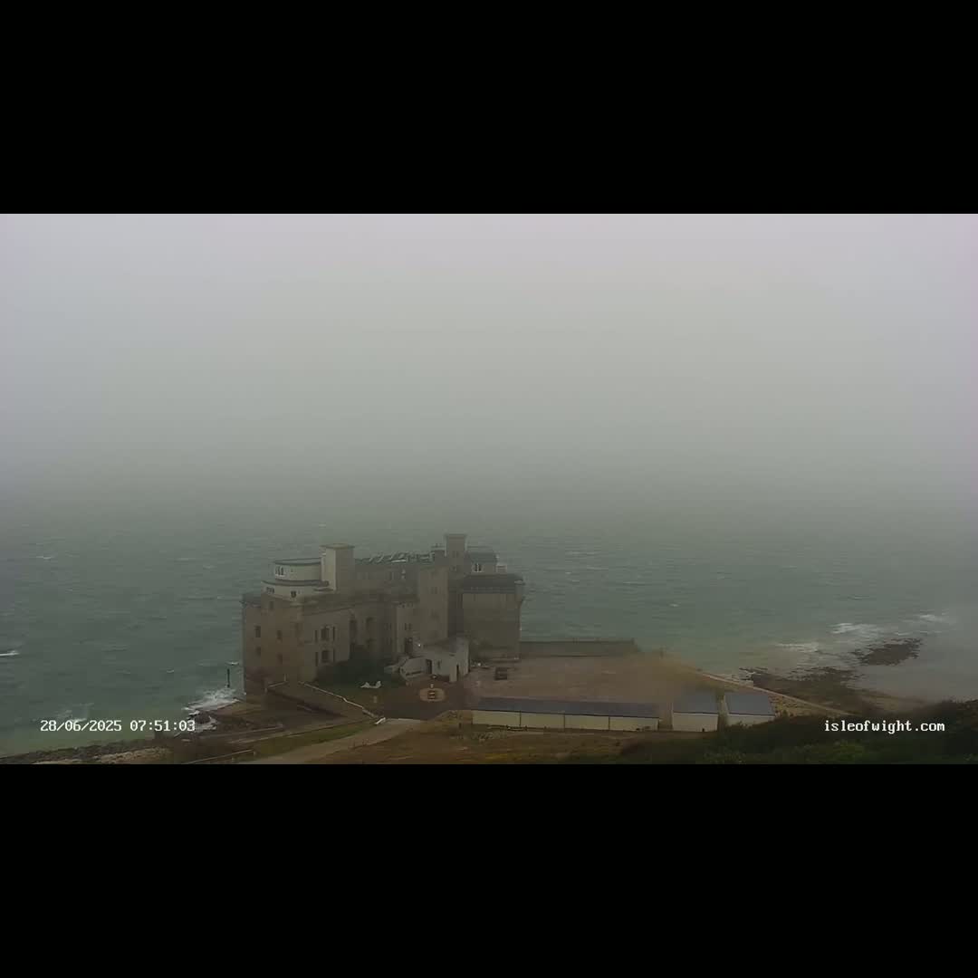 Freshwater, Colwell Bay, Hurst Castle & Hurst Point Lighthouse Live Cam - Freshwater, Isle of Wight, South East, England, United Kingdom