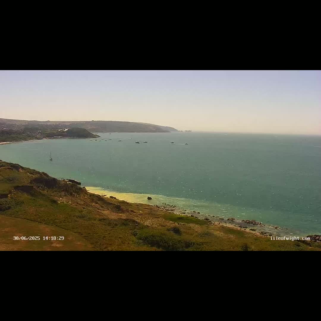Freshwater, Colwell Bay, Hurst Castle & Hurst Point Lighthouse Live Cam - Freshwater, Isle of Wight, South East, England, United Kingdom