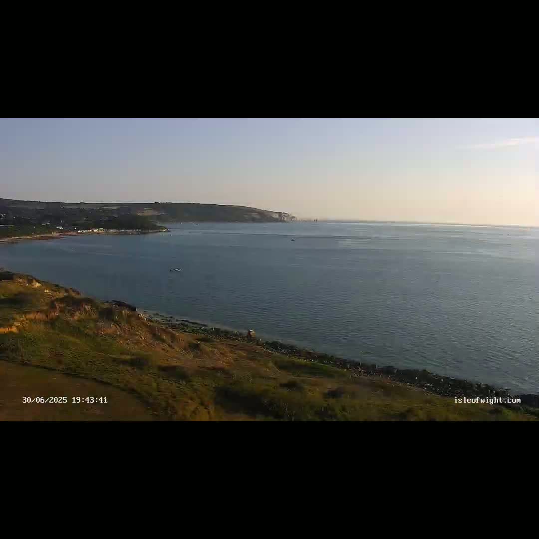 Freshwater, Colwell Bay, Hurst Castle & Hurst Point Lighthouse Live Cam - Freshwater, Isle of Wight, South East, England, United Kingdom