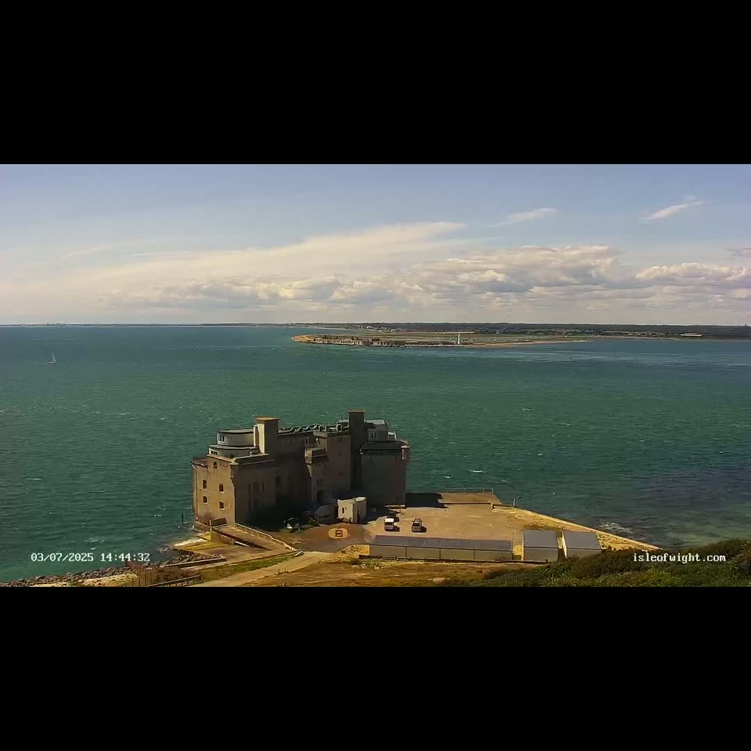 Freshwater, Colwell Bay, Hurst Castle & Hurst Point Lighthouse Live Cam - Freshwater, Isle of Wight, South East, England, United Kingdom