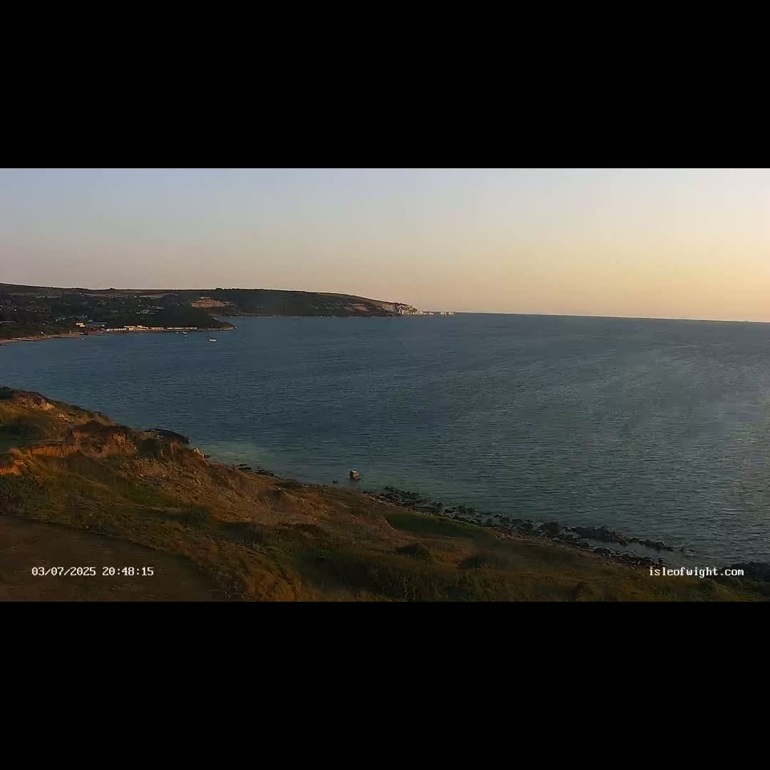 Freshwater, Colwell Bay, Hurst Castle & Hurst Point Lighthouse Live Cam - Freshwater, Isle of Wight, South East, England, United Kingdom