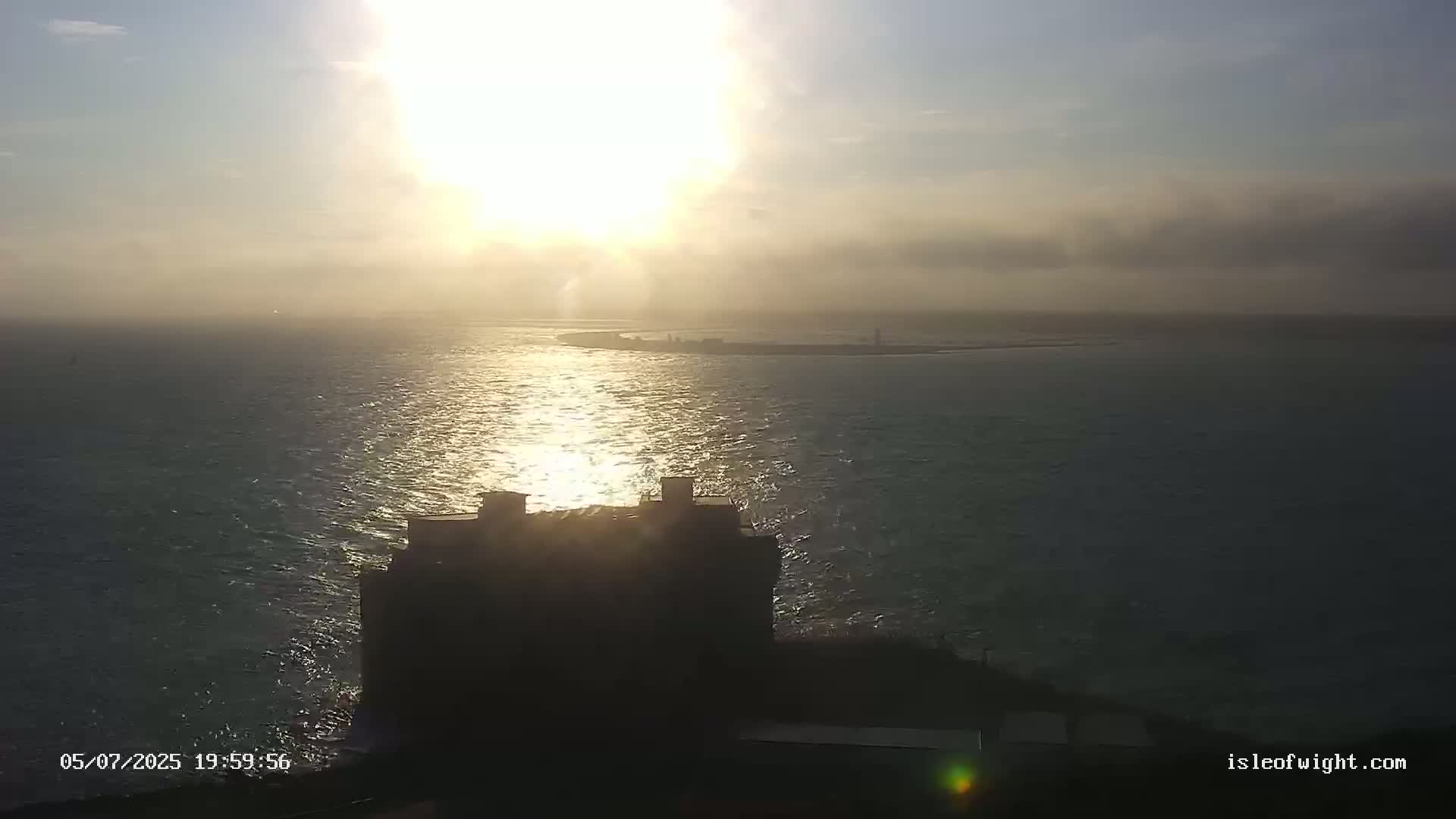 Freshwater, Colwell Bay, Hurst Castle & Hurst Point Lighthouse Live Cam - Freshwater, Isle of Wight, South East, England, United Kingdom