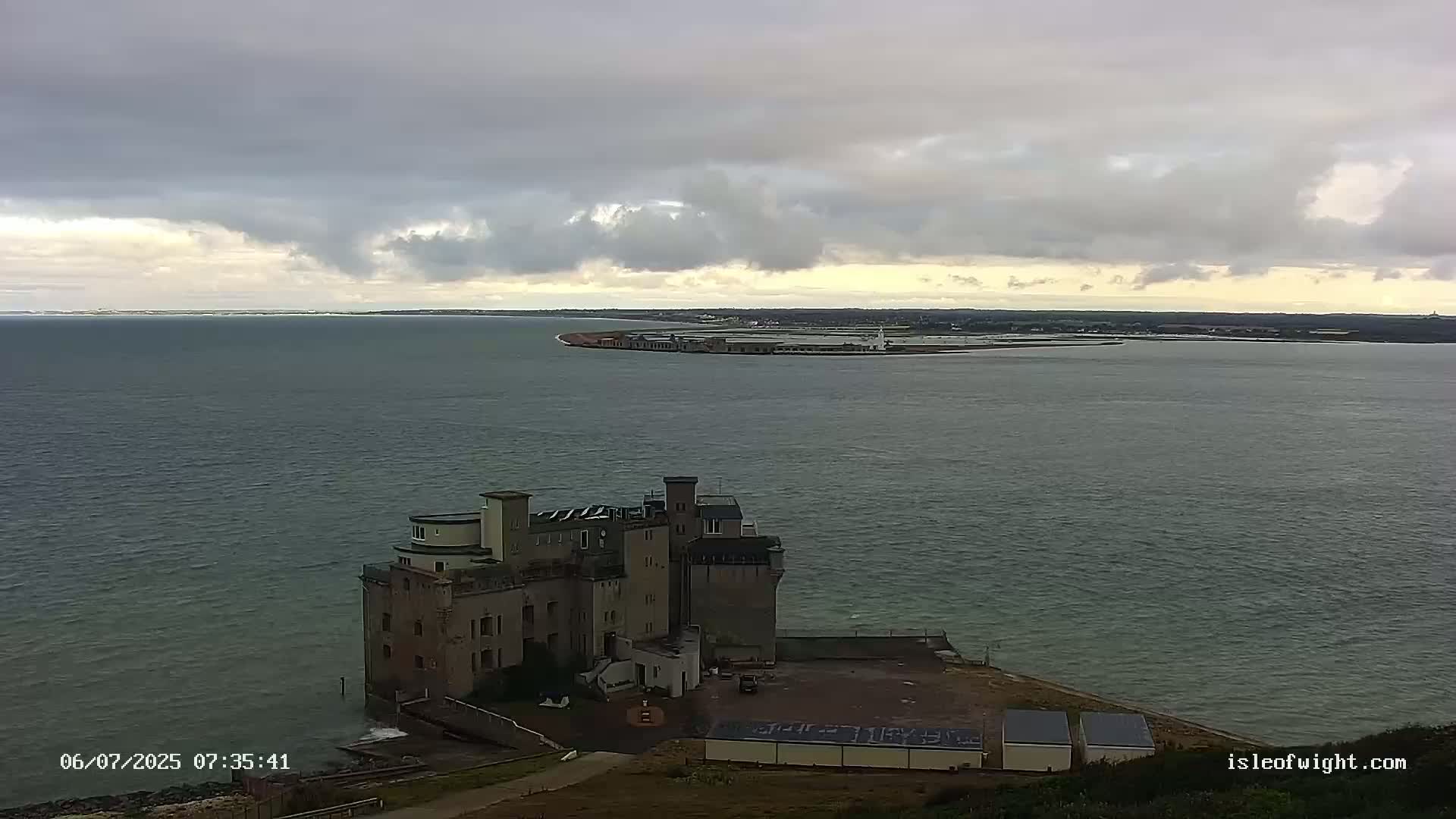 Freshwater, Colwell Bay, Hurst Castle & Hurst Point Lighthouse Live Cam - Freshwater, Isle of Wight, South East, England, United Kingdom
