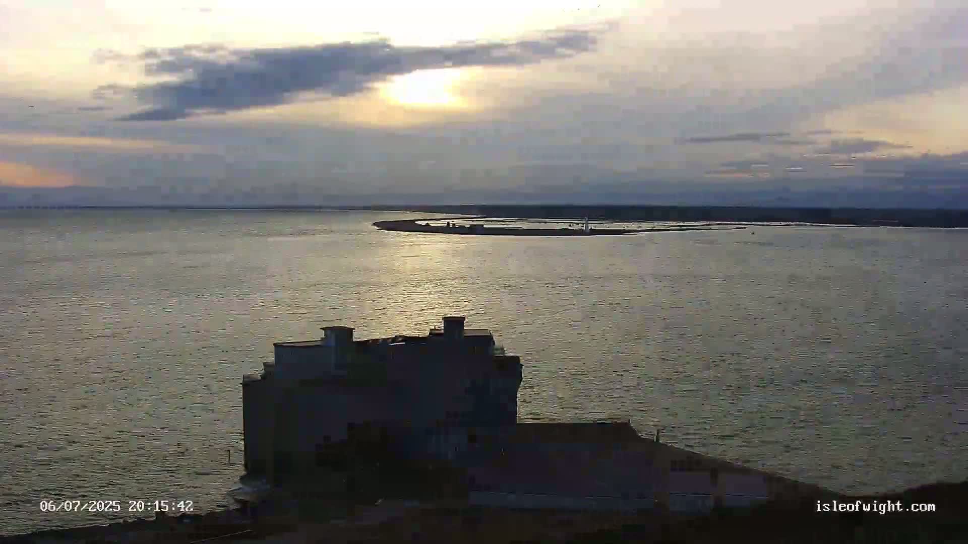 Freshwater, Colwell Bay, Hurst Castle & Hurst Point Lighthouse Live Cam - Freshwater, Isle of Wight, South East, England, United Kingdom