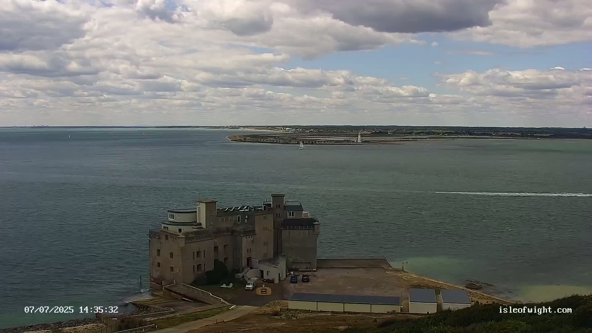 Freshwater, Colwell Bay, Hurst Castle & Hurst Point Lighthouse Live Cam - Freshwater, Isle of Wight, South East, England, United Kingdom