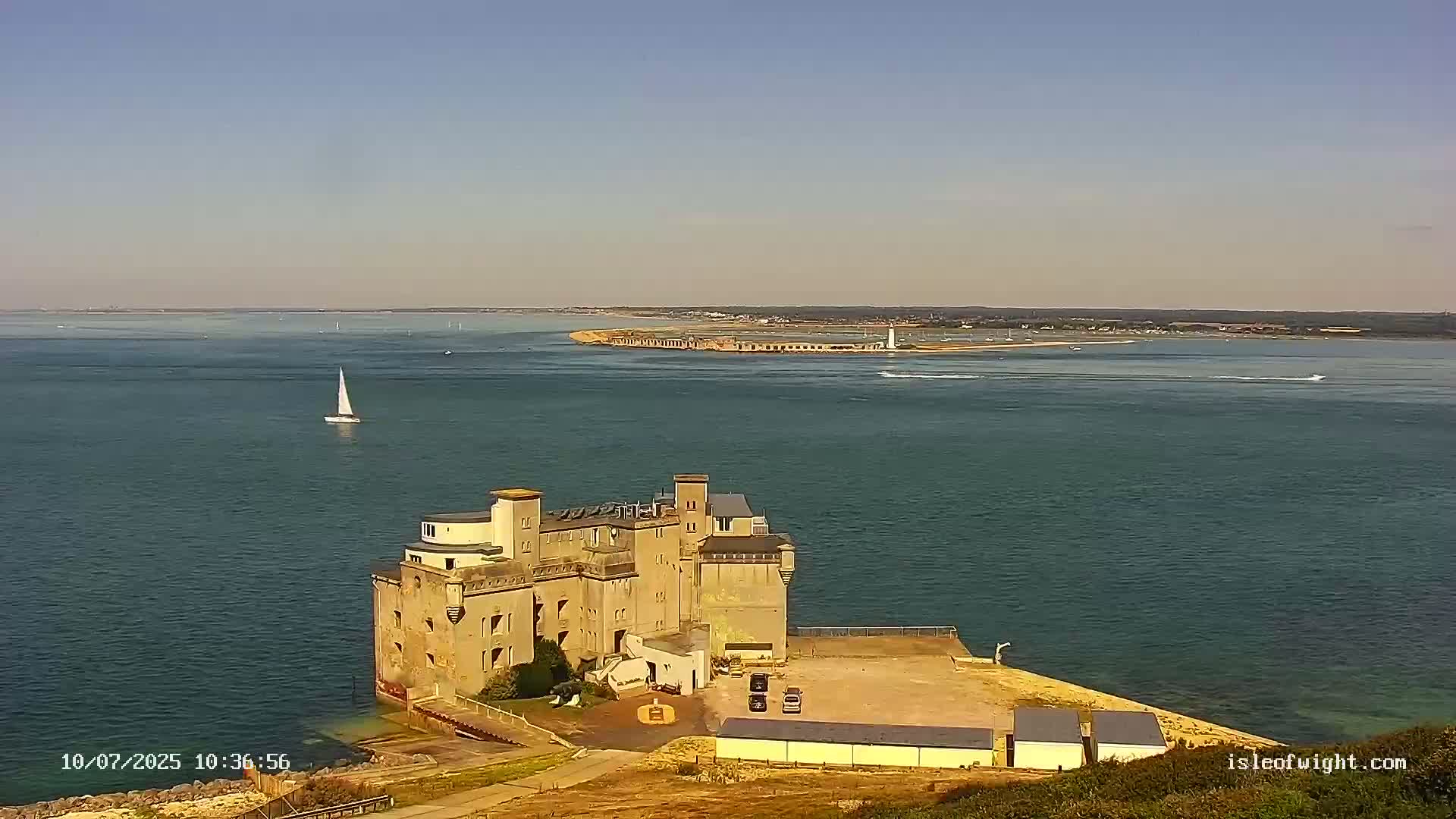 Freshwater, Colwell Bay, Hurst Castle & Hurst Point Lighthouse Live Cam - Freshwater, Isle of Wight, South East, England, United Kingdom