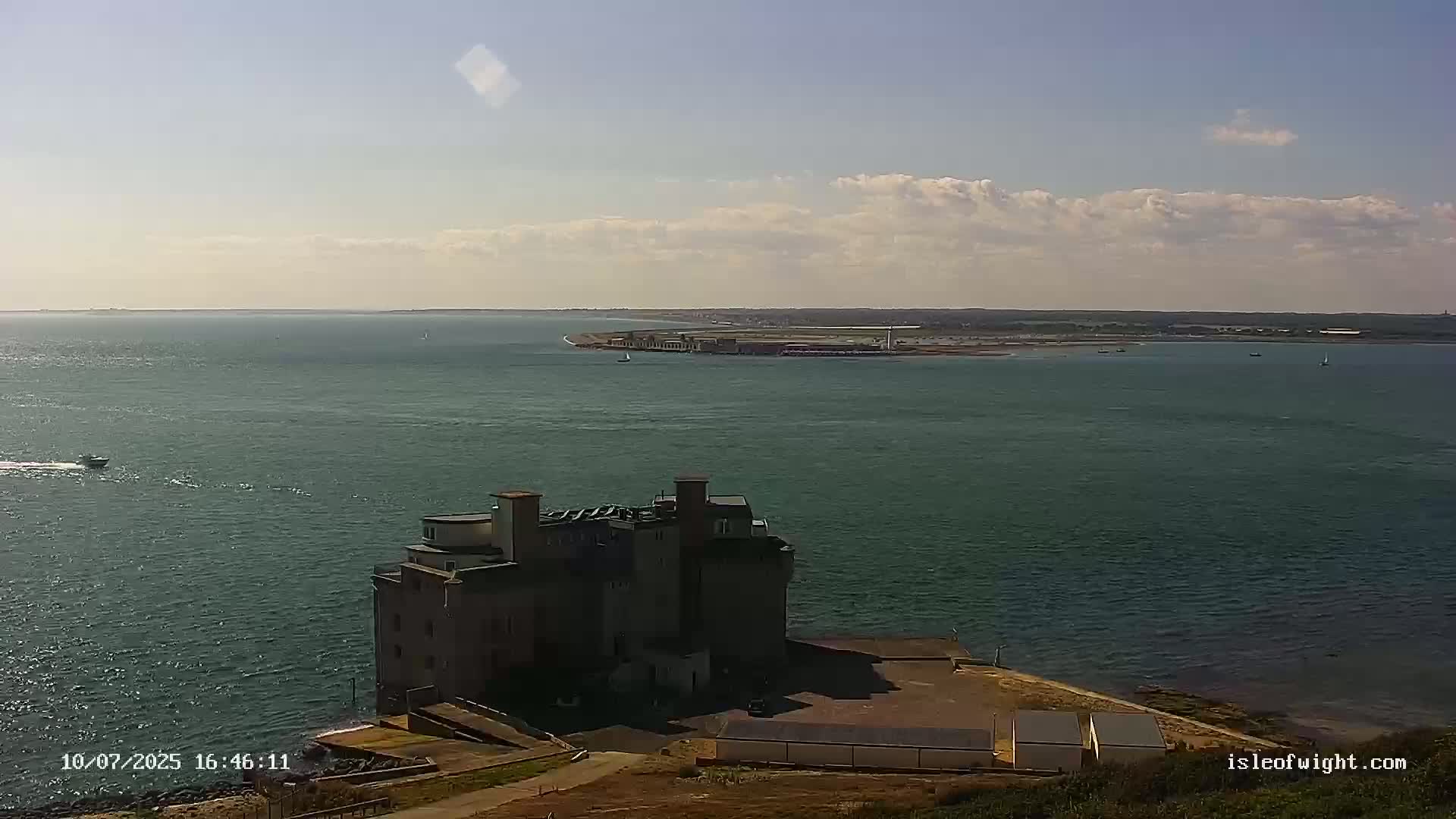 Freshwater, Colwell Bay, Hurst Castle & Hurst Point Lighthouse Live Cam - Freshwater, Isle of Wight, South East, England, United Kingdom
