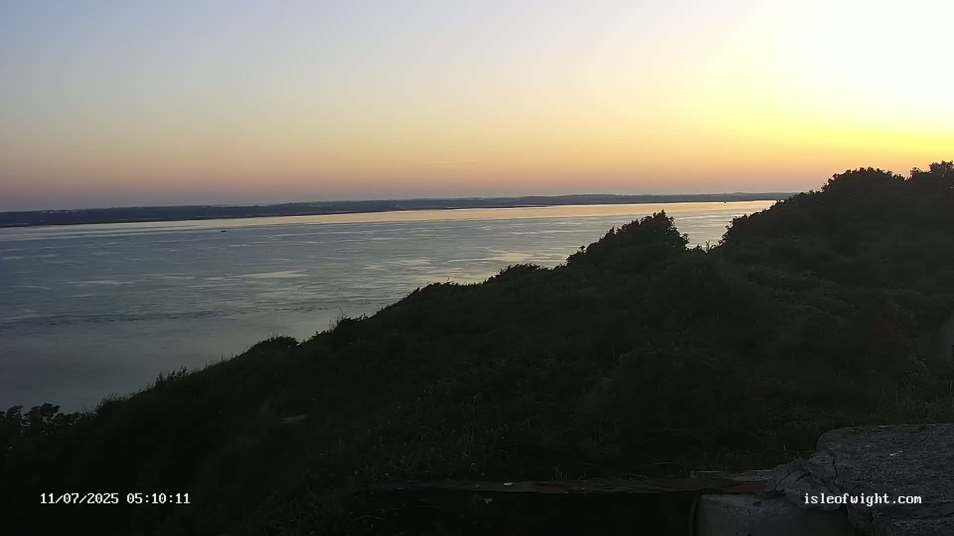 Freshwater, Colwell Bay, Hurst Castle & Hurst Point Lighthouse Live Cam - Freshwater, Isle of Wight, South East, England, United Kingdom