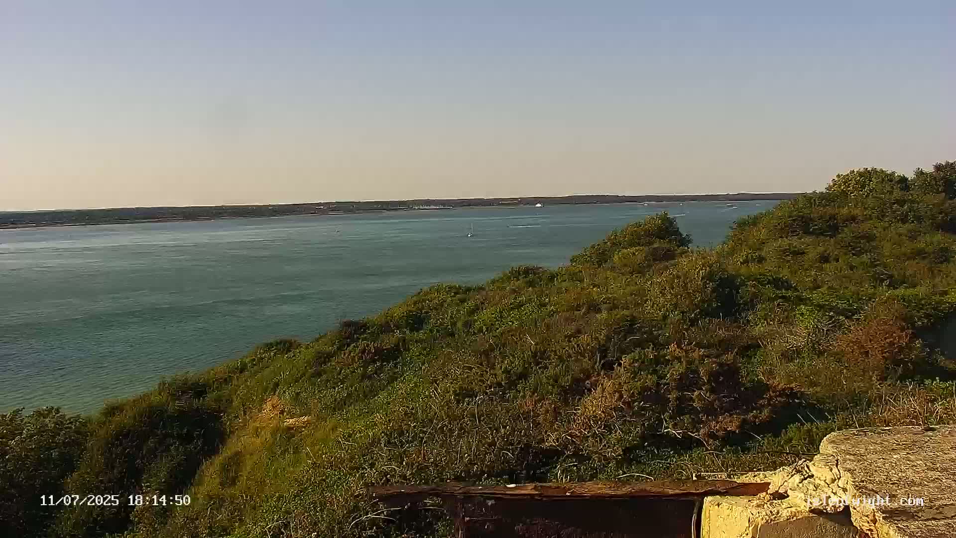 Freshwater, Colwell Bay, Hurst Castle & Hurst Point Lighthouse Live Cam - Freshwater, Isle of Wight, South East, England, United Kingdom