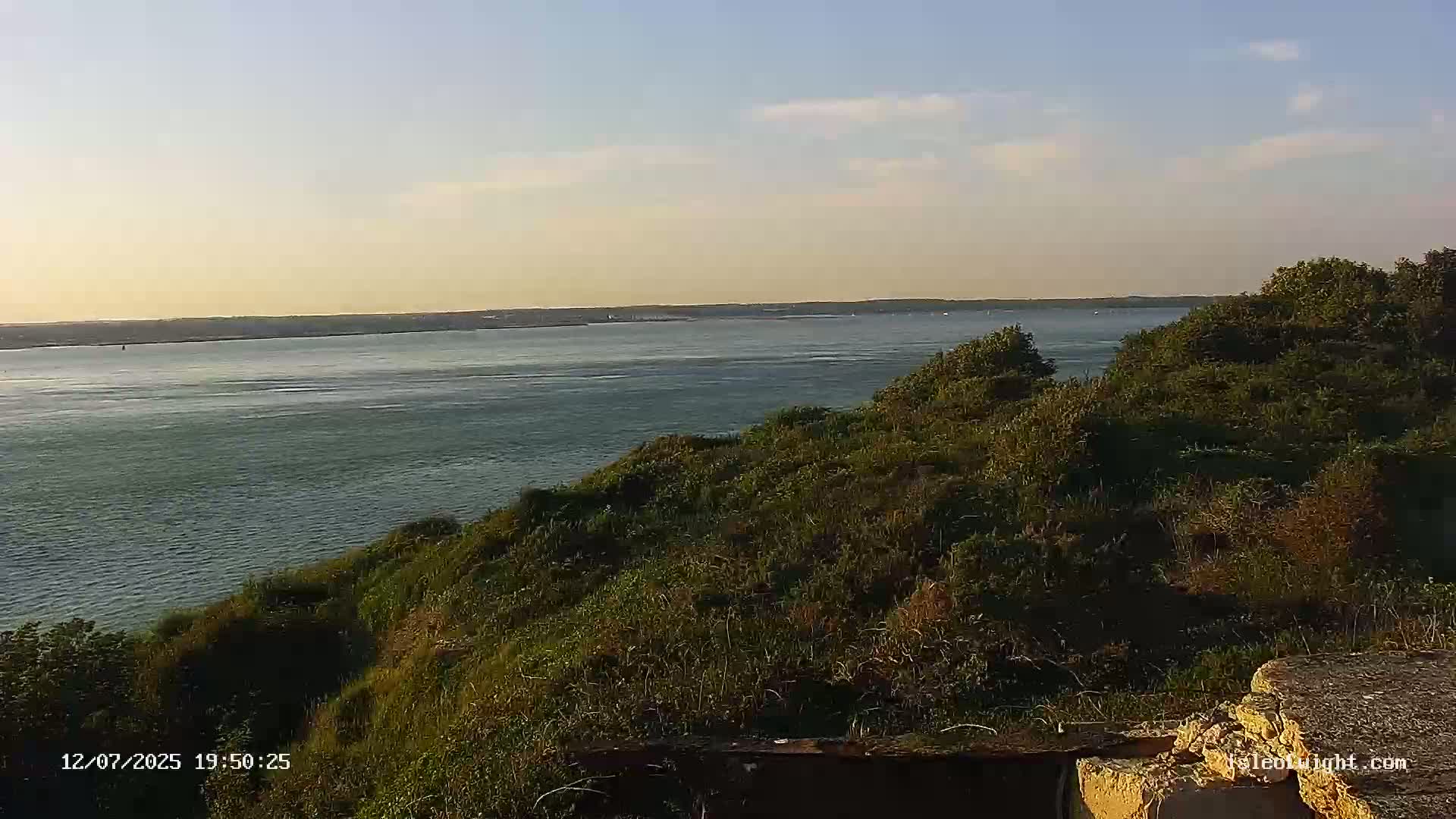 Freshwater, Colwell Bay, Hurst Castle & Hurst Point Lighthouse Live Cam - Freshwater, Isle of Wight, South East, England, United Kingdom