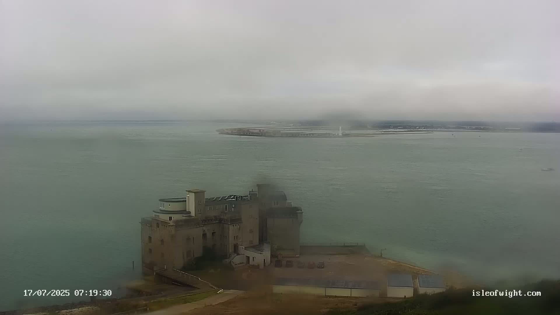 Freshwater, Colwell Bay, Hurst Castle & Hurst Point Lighthouse Live Cam - Freshwater, Isle of Wight, South East, England, United Kingdom