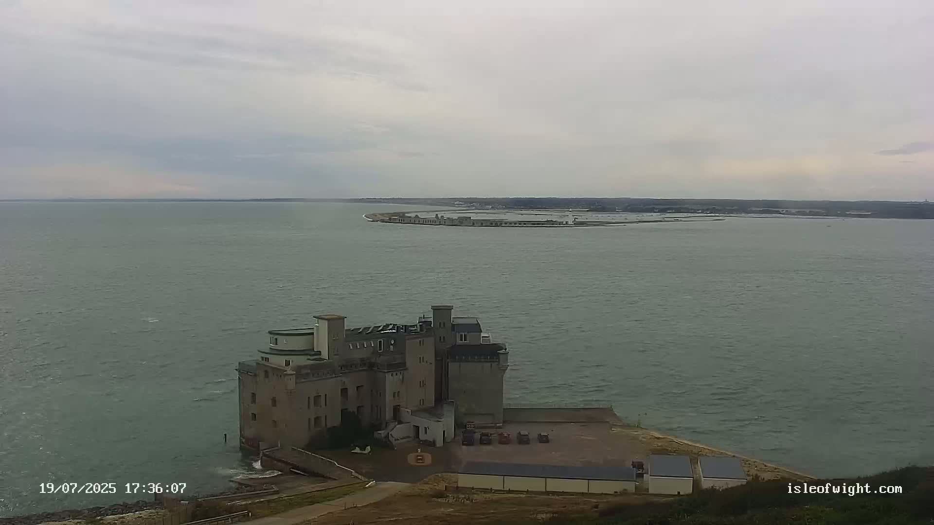 Freshwater, Colwell Bay, Hurst Castle & Hurst Point Lighthouse Live Cam - Freshwater, Isle of Wight, South East, England, United Kingdom