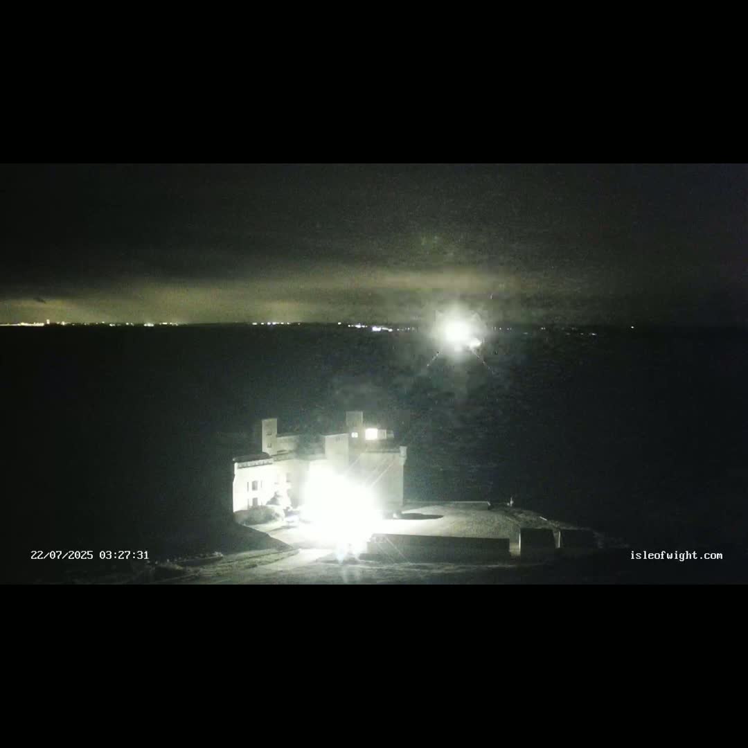 Freshwater, Colwell Bay, Hurst Castle & Hurst Point Lighthouse Live Cam - Freshwater, Isle of Wight, South East, England, United Kingdom