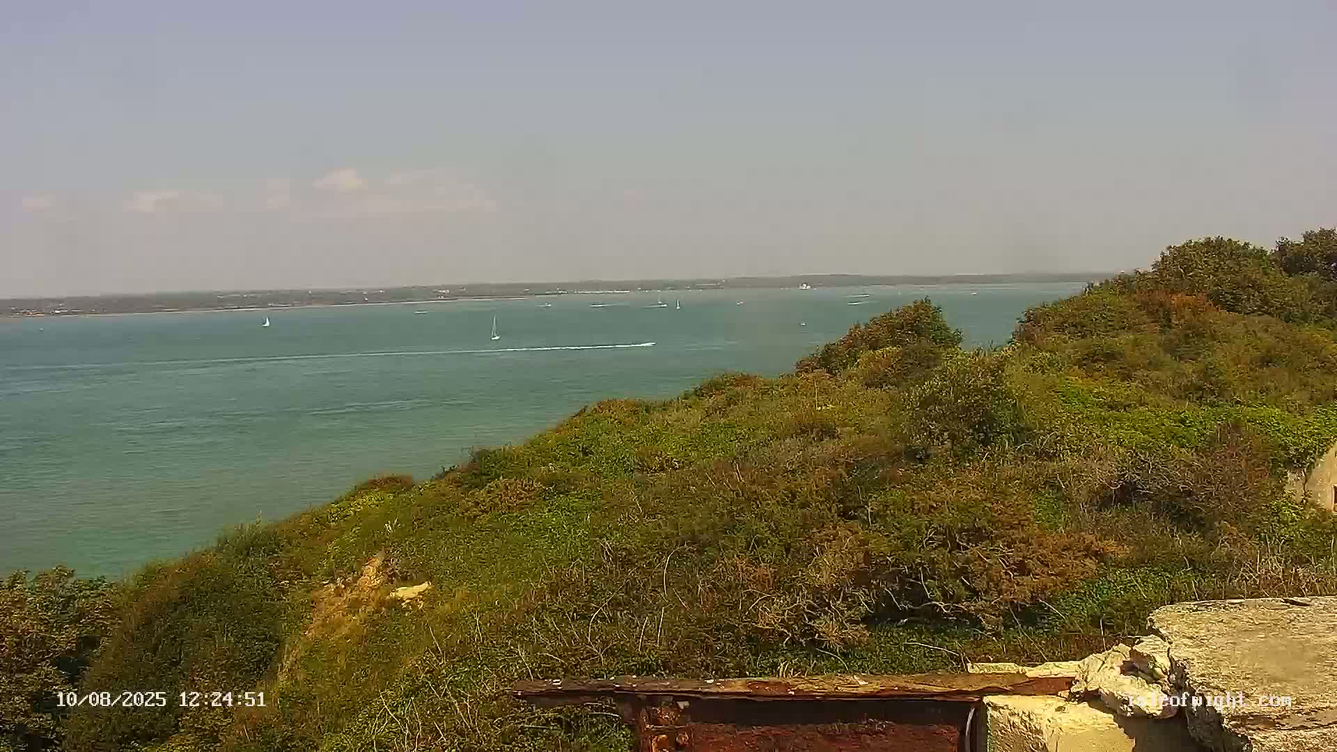 Freshwater, Colwell Bay, Hurst Castle & Hurst Point Lighthouse Live Cam - Freshwater, Isle of Wight, South East, England, United Kingdom