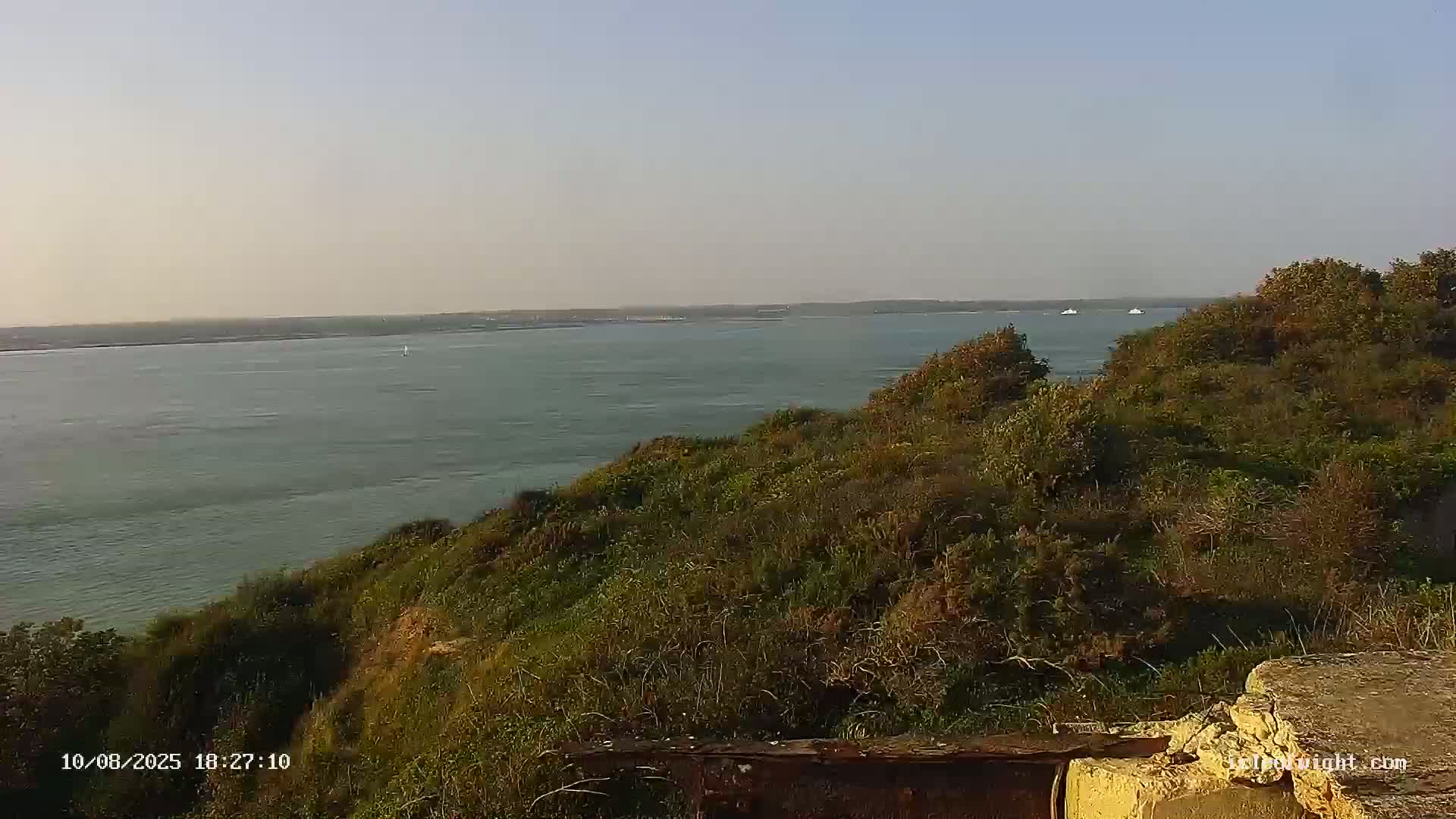 Freshwater, Colwell Bay, Hurst Castle & Hurst Point Lighthouse Live Cam - Freshwater, Isle of Wight, South East, England, United Kingdom