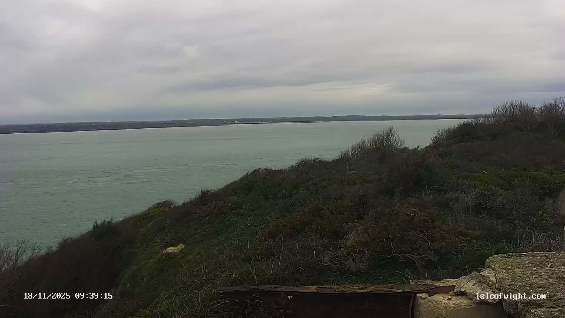 Freshwater, Colwell Bay, Hurst Castle & Hurst Point Lighthouse Live Cam - Freshwater, Isle of Wight, South East, England, United Kingdom