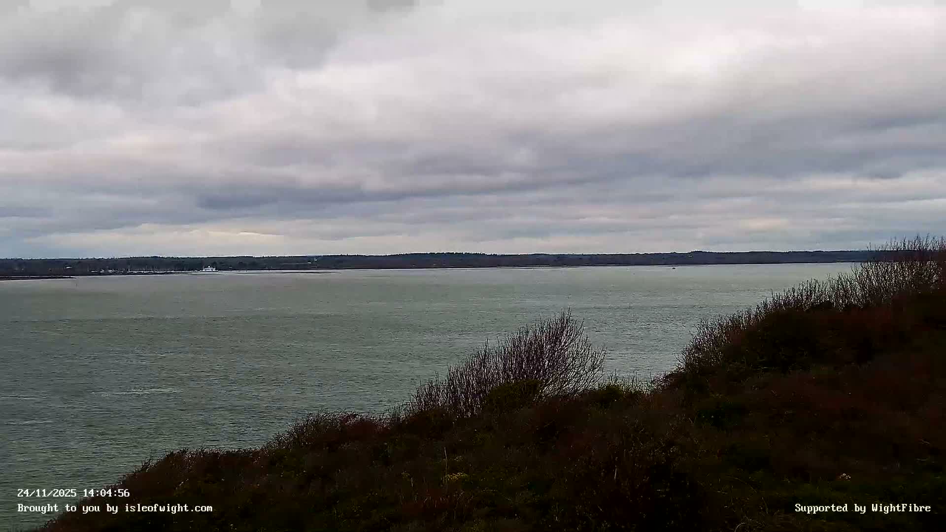 Freshwater, Colwell Bay, Hurst Castle & Hurst Point Lighthouse Live Cam - Freshwater, Isle of Wight, South East, England, United Kingdom