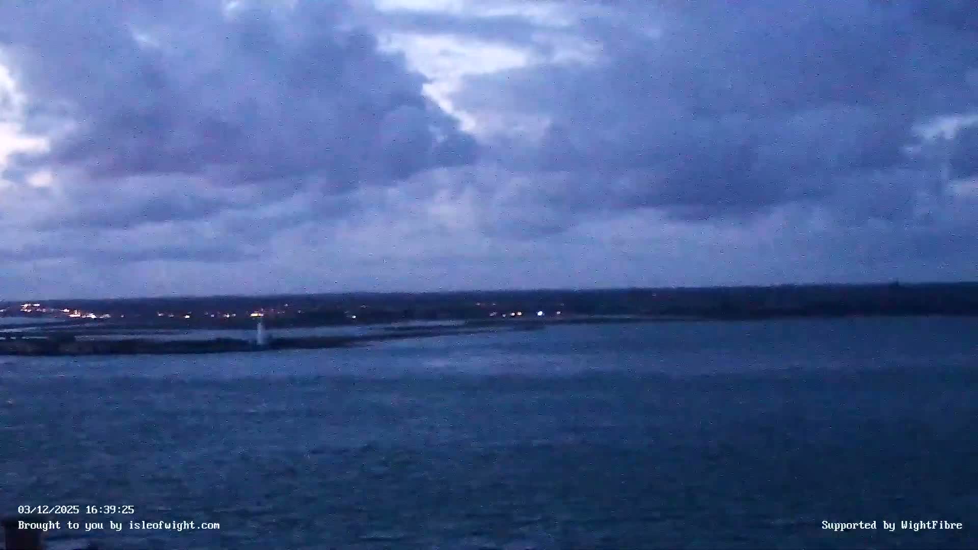 Freshwater, Colwell Bay, Hurst Castle & Hurst Point Lighthouse Live Cam - Freshwater, Isle of Wight, South East, England, United Kingdom