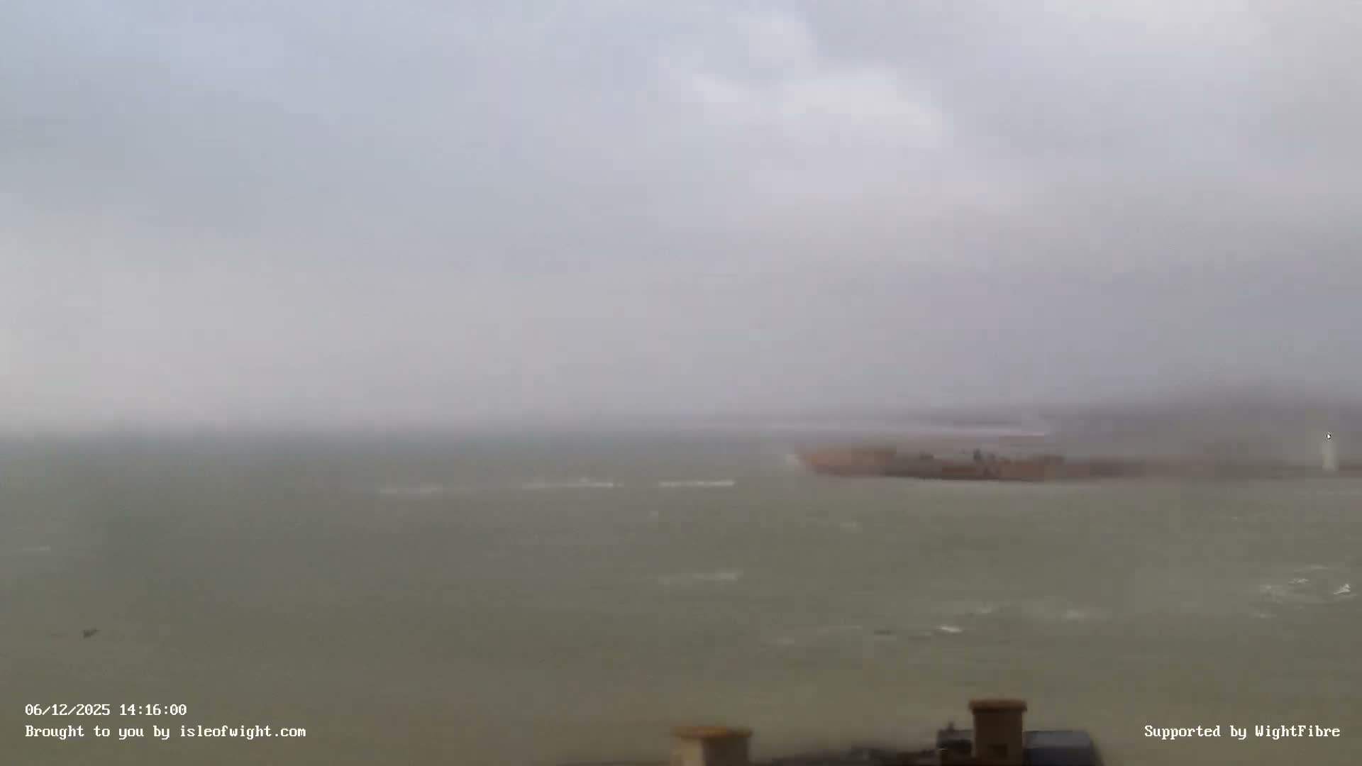 Freshwater, Colwell Bay, Hurst Castle & Hurst Point Lighthouse Live Cam - Freshwater, Isle of Wight, South East, England, United Kingdom