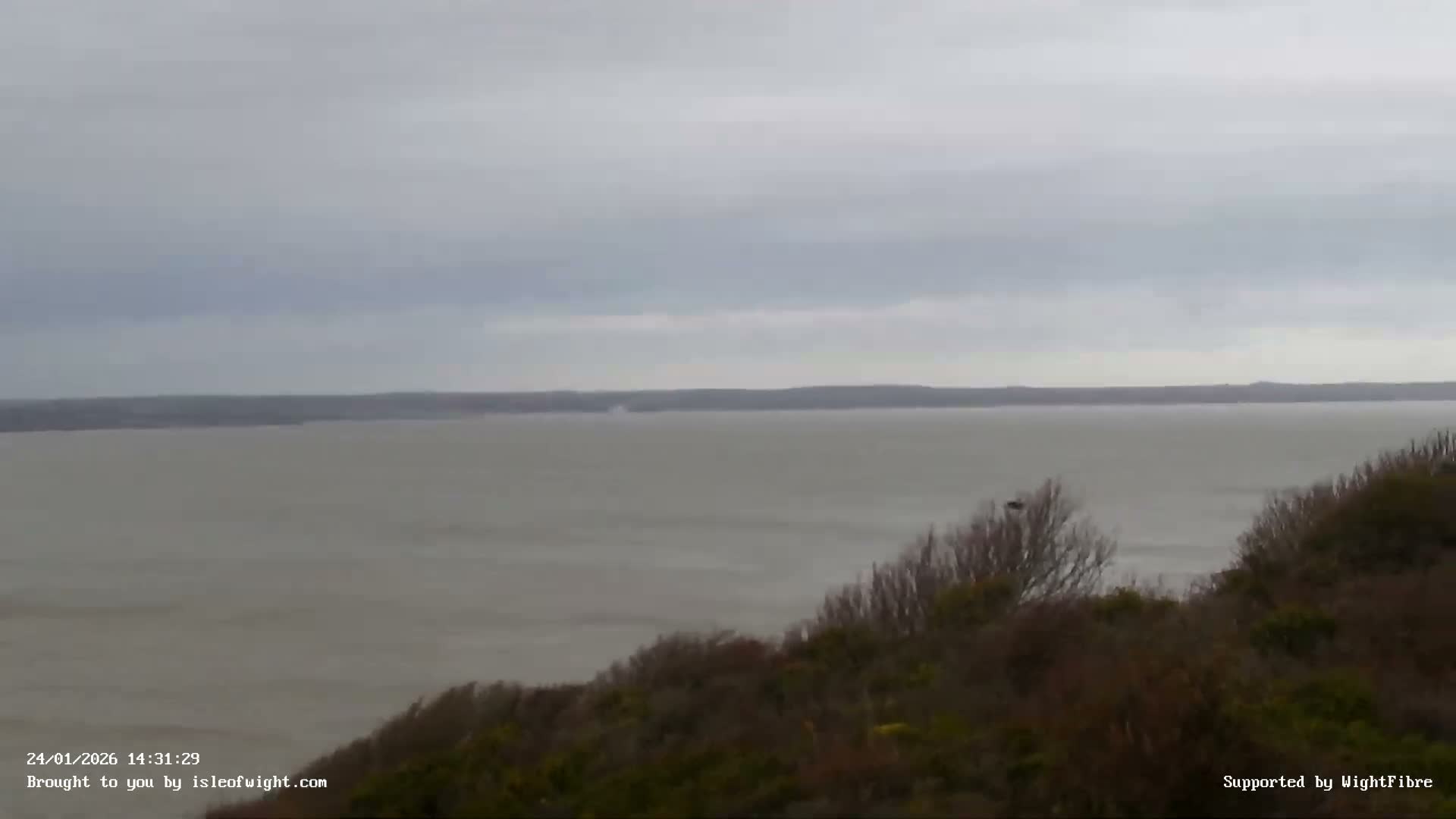 Freshwater, Colwell Bay, Hurst Castle & Hurst Point Lighthouse Live Cam - Freshwater, Isle of Wight, South East, England, United Kingdom