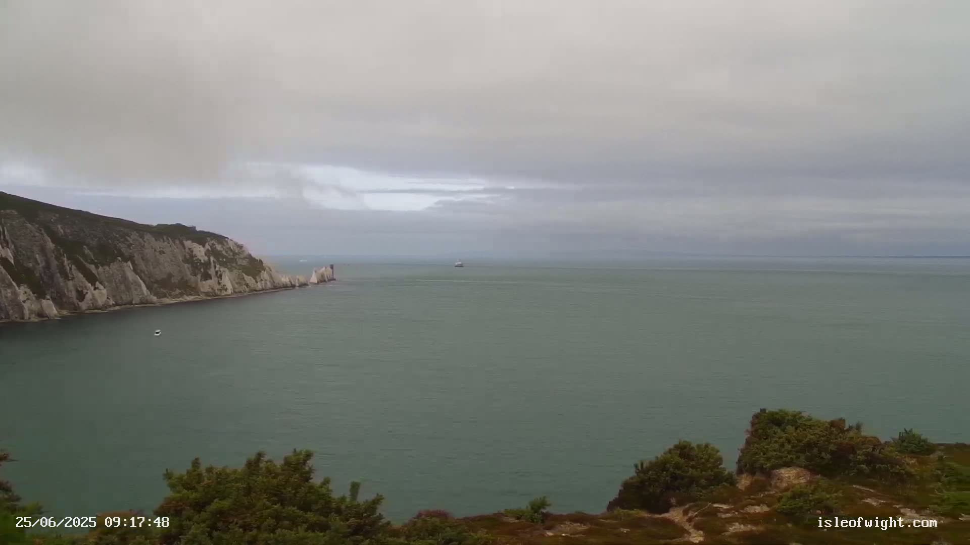 The Needles Isle of Wight & England Mainland View From Alum Bay Live Cam - Totland, Isle of Wight, South East, England, United Kingdom