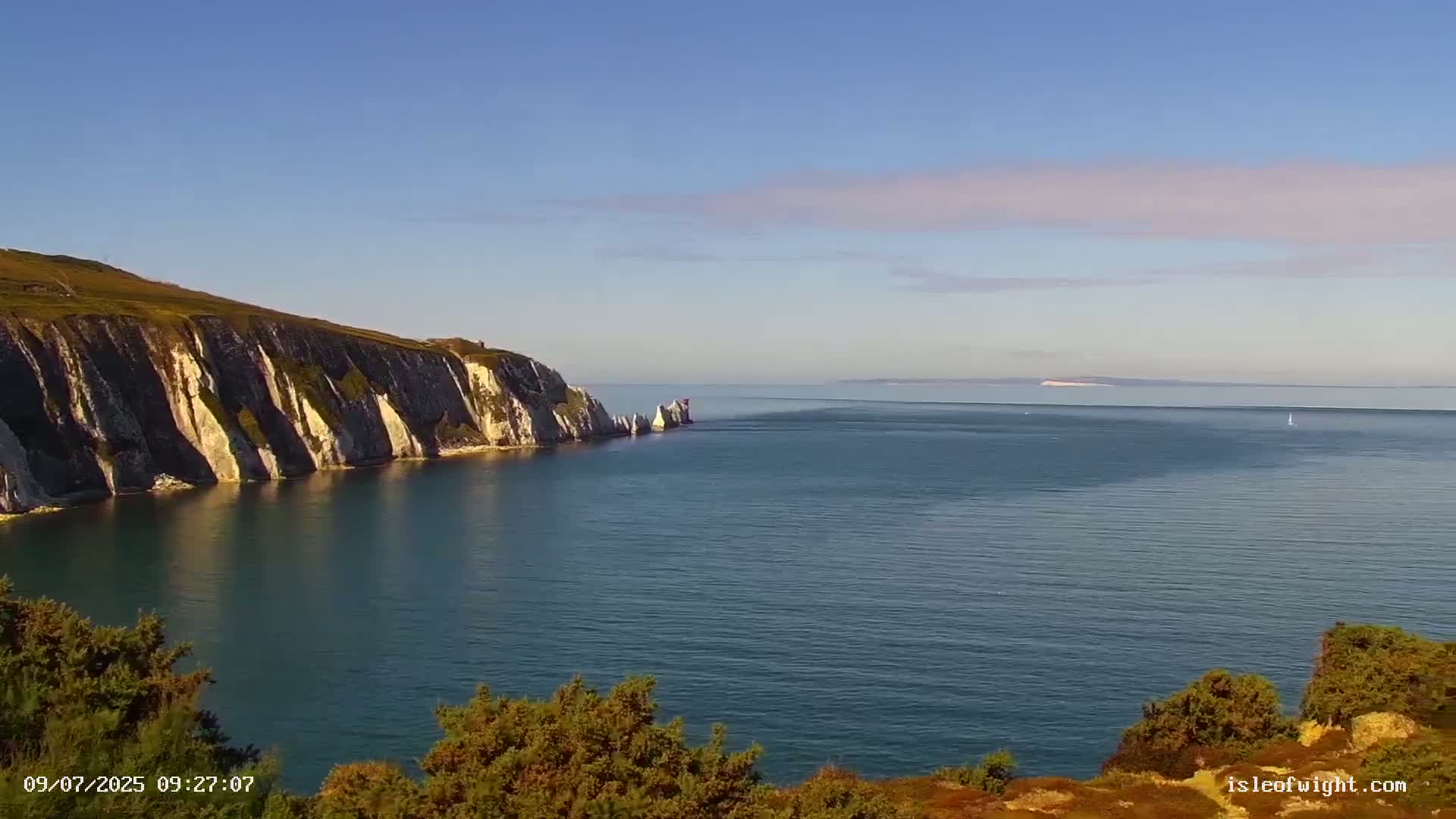 The Needles Isle of Wight & England Mainland View From Alum Bay Live Cam - Totland, Isle of Wight, South East, England, United Kingdom