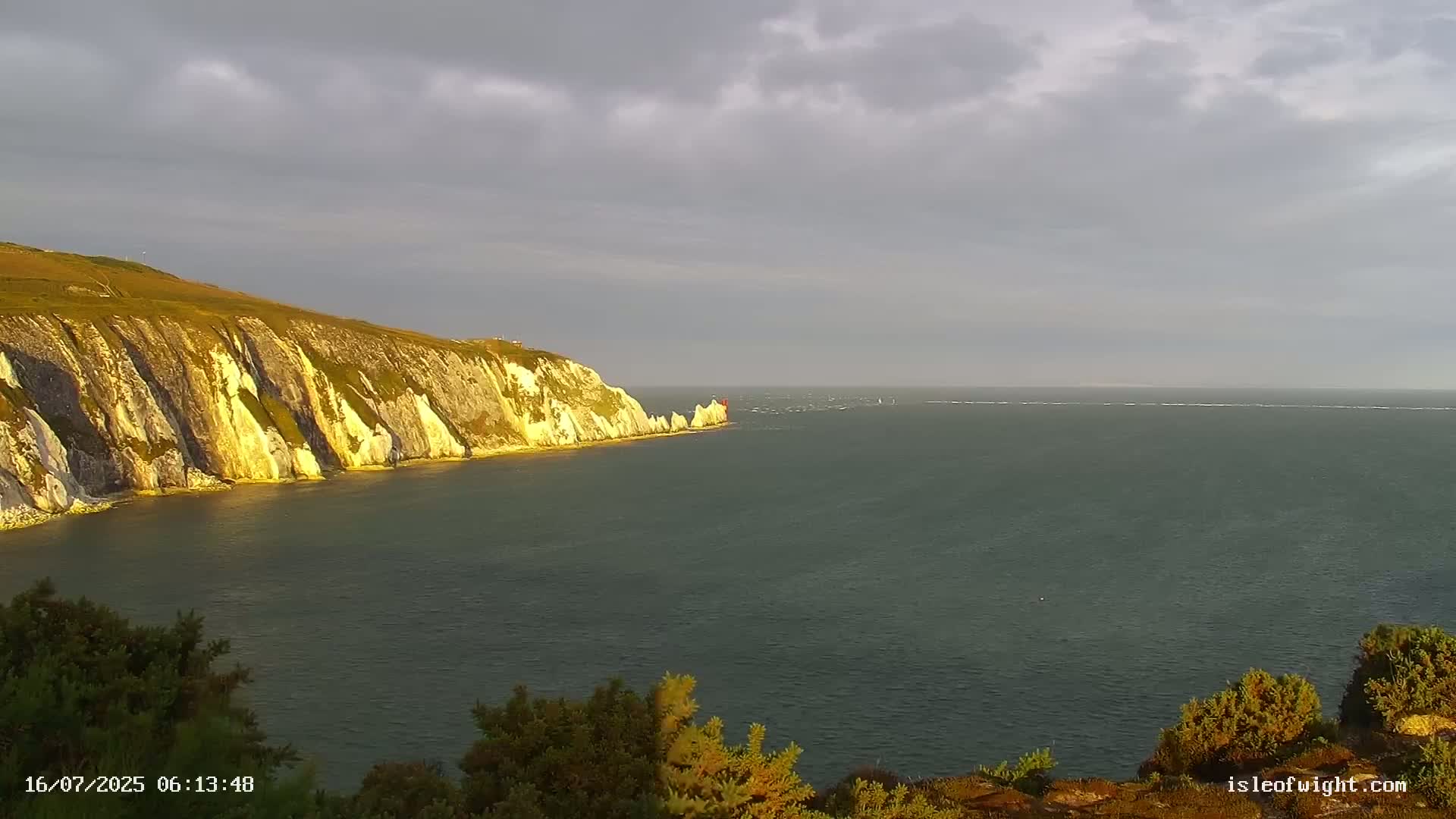 The Needles Isle of Wight & England Mainland View From Alum Bay Live Cam - Totland, Isle of Wight, South East, England, United Kingdom