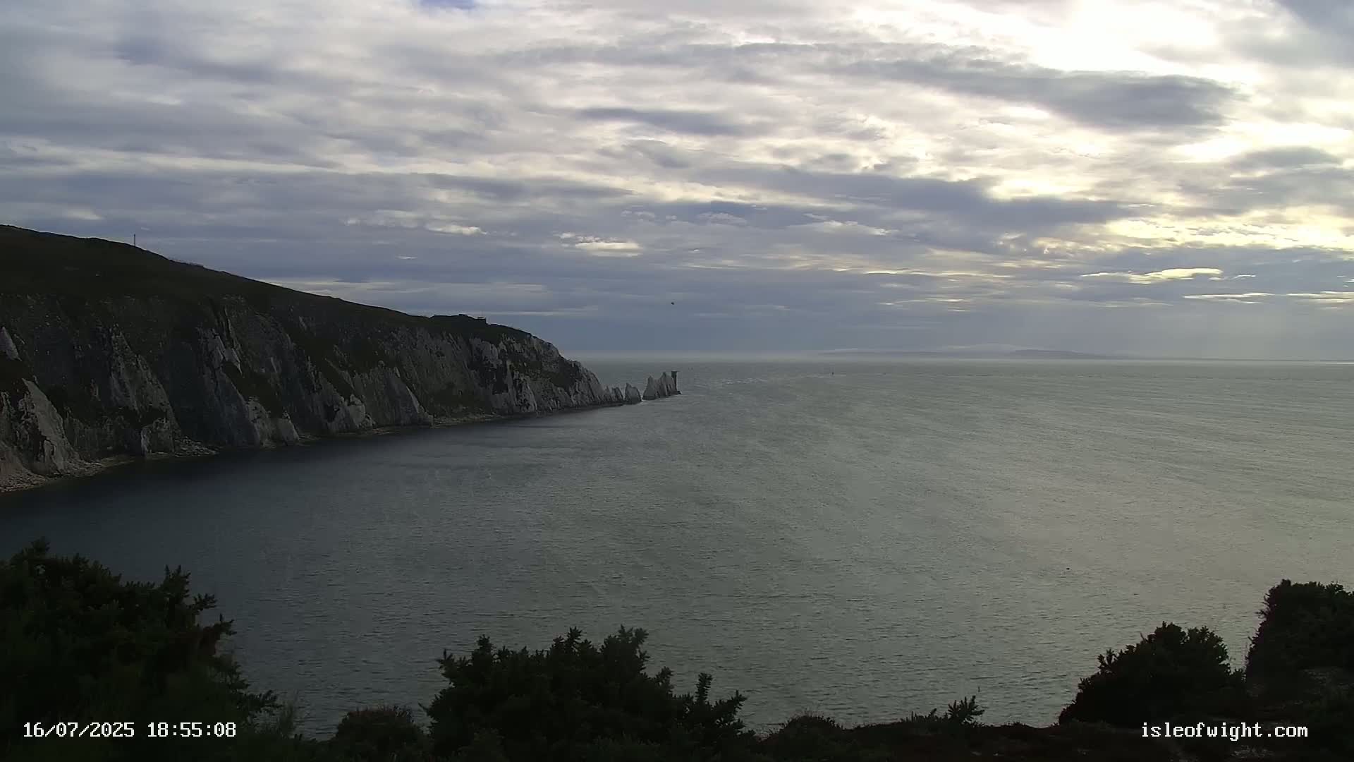 The Needles Isle of Wight & England Mainland View From Alum Bay Live Cam - Totland, Isle of Wight, South East, England, United Kingdom